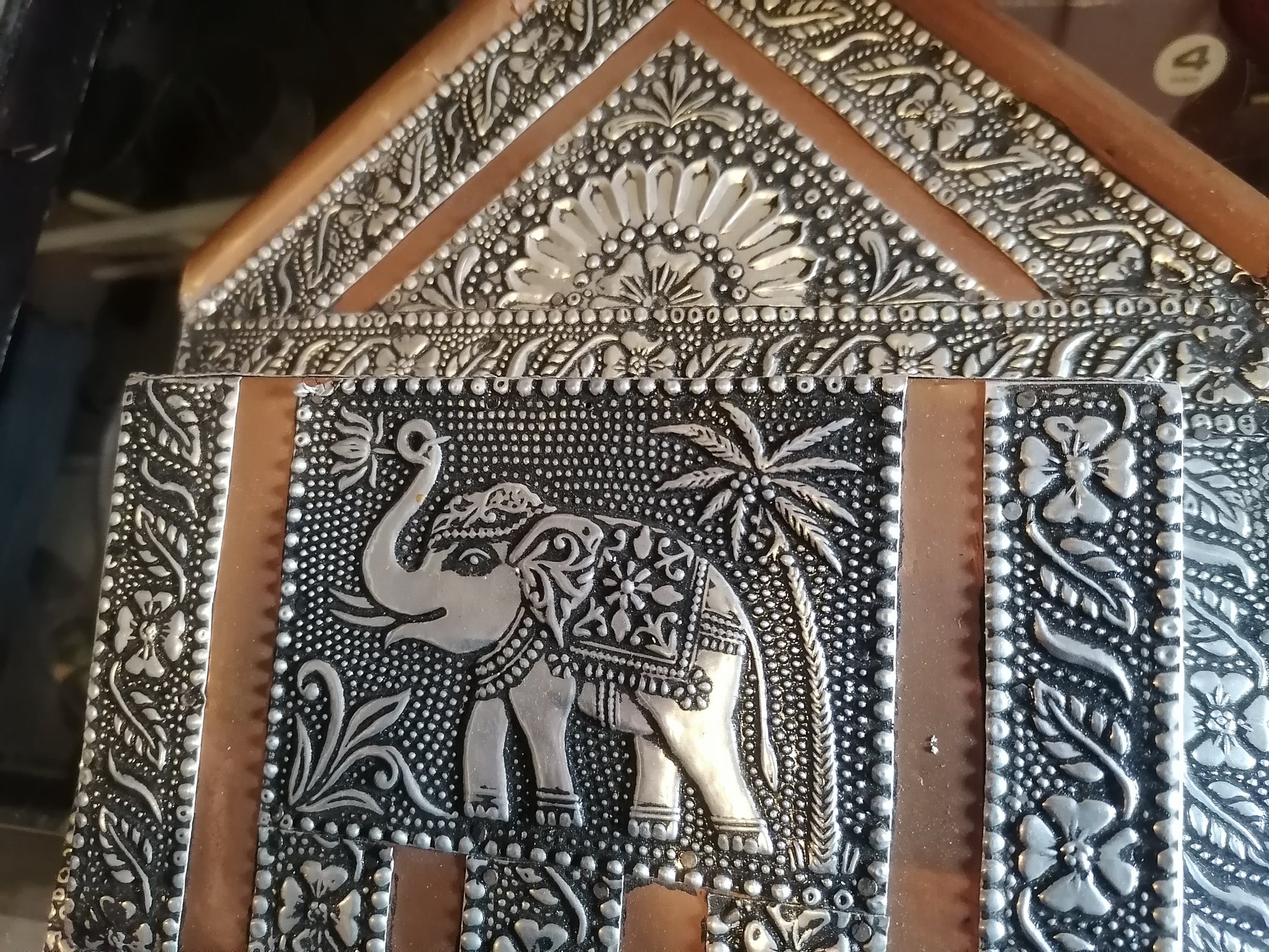 Porta llaves indio de hojalata con elefante esculpido en el centro - Antiques Bazaar Ensenada