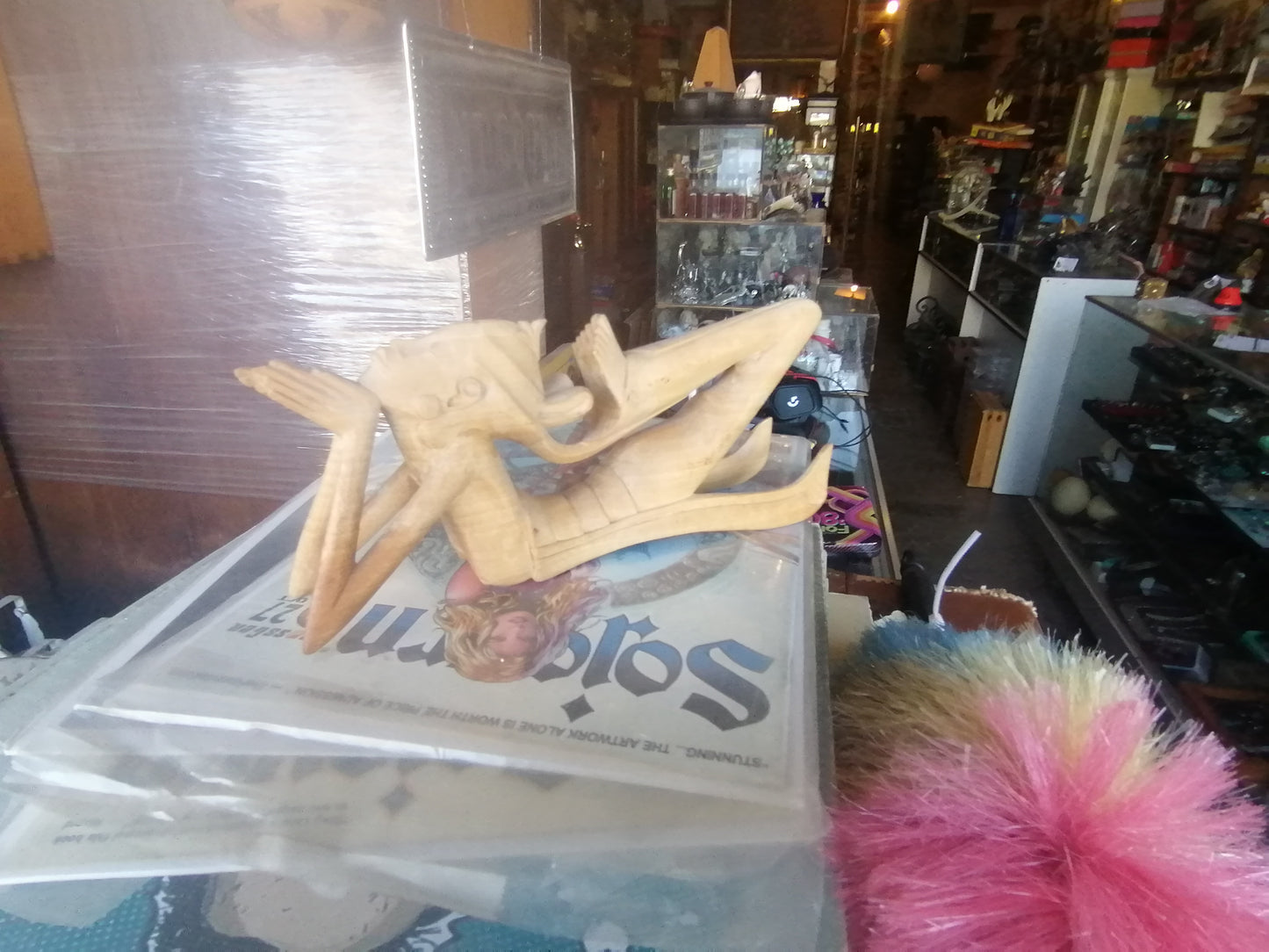 Escultura artesanal de madera hecha a mano en Bali - Antiques Bazaar Ensenada