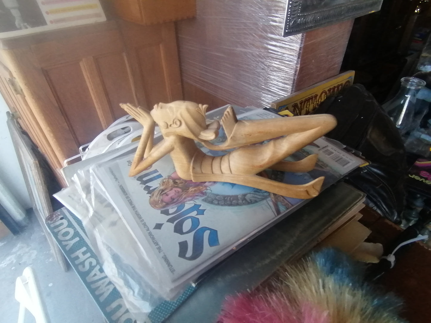 Escultura artesanal de madera hecha a mano en Bali - Antiques Bazaar Ensenada