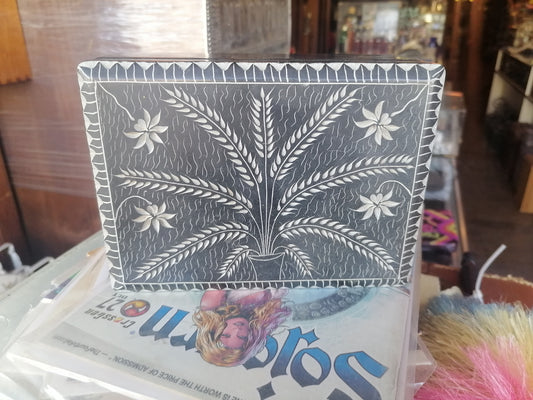 Caja única con diseño de hojas, hecha de Palewa Stone - Antiques Bazaar Ensenada