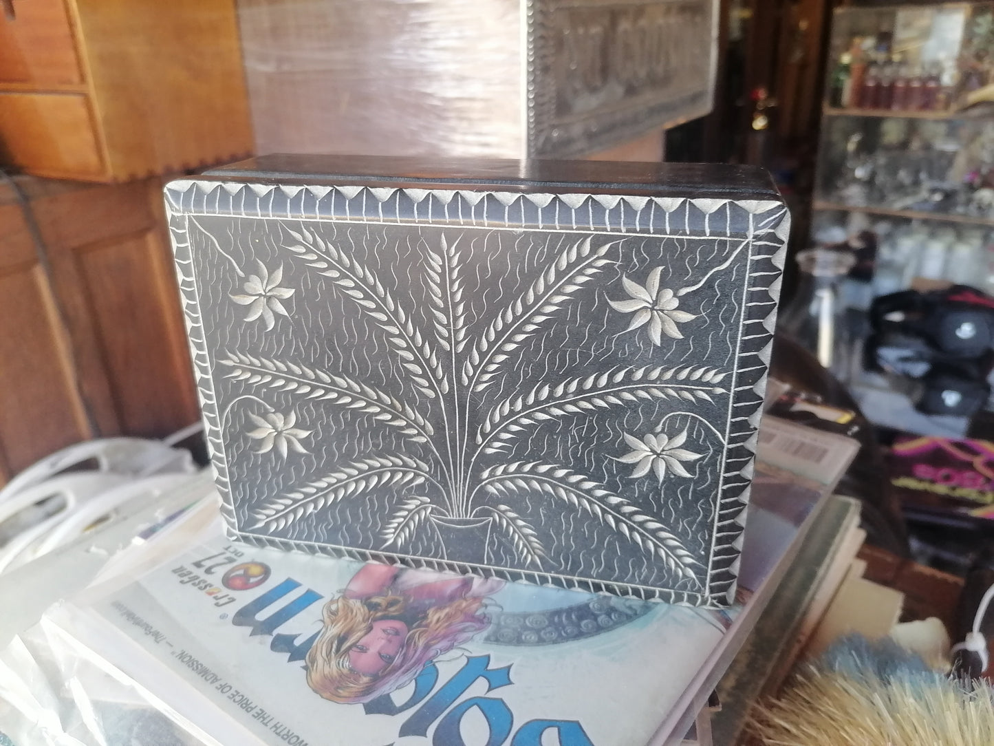 Caja única con diseño de hojas, hecha de Palewa Stone - Antiques Bazaar Ensenada