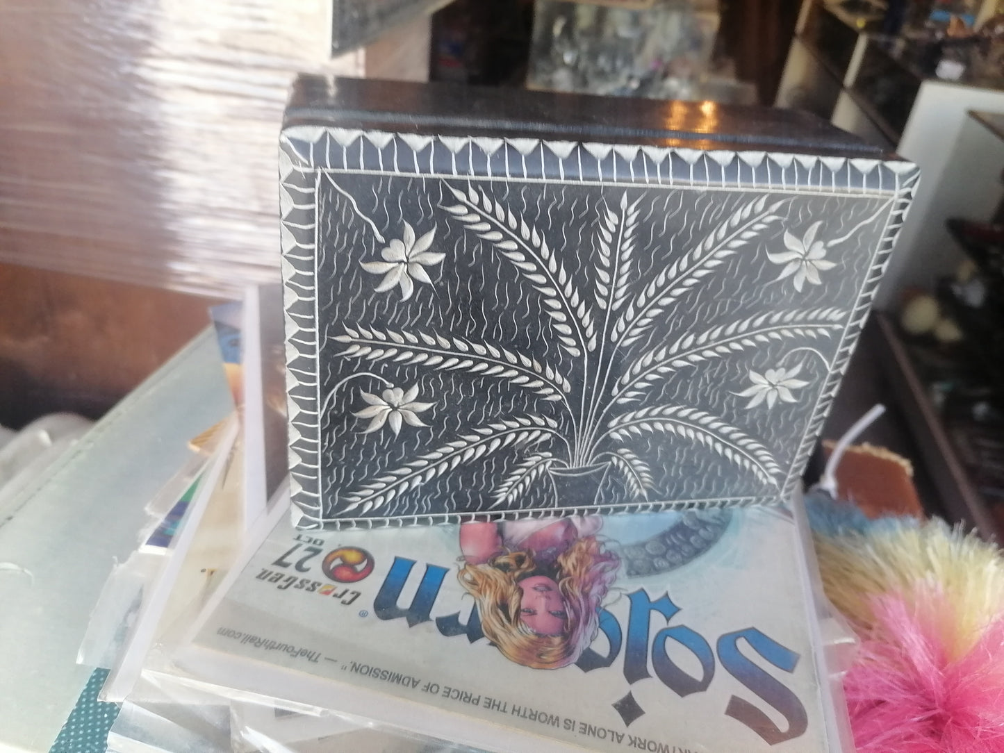 Caja única con diseño de hojas, hecha de Palewa Stone - Antiques Bazaar Ensenada