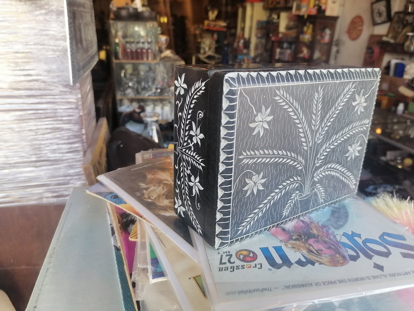 Caja única con diseño de hojas, hecha de Palewa Stone - Antiques Bazaar Ensenada