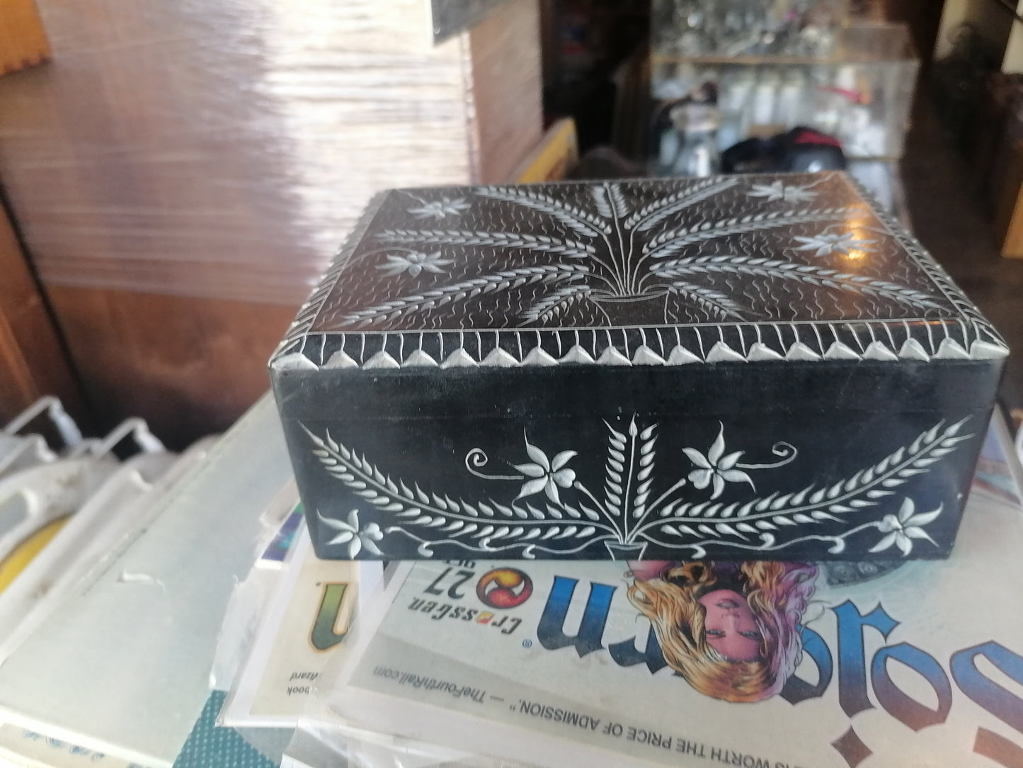 Caja única con diseño de hojas, hecha de Palewa Stone - Antiques Bazaar Ensenada