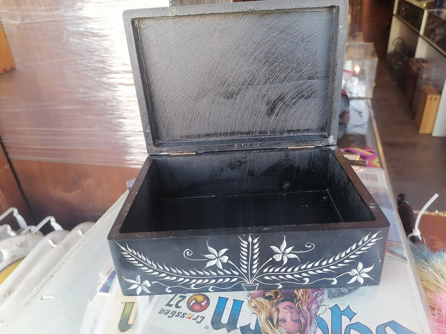 Caja única con diseño de hojas, hecha de Palewa Stone - Antiques Bazaar Ensenada