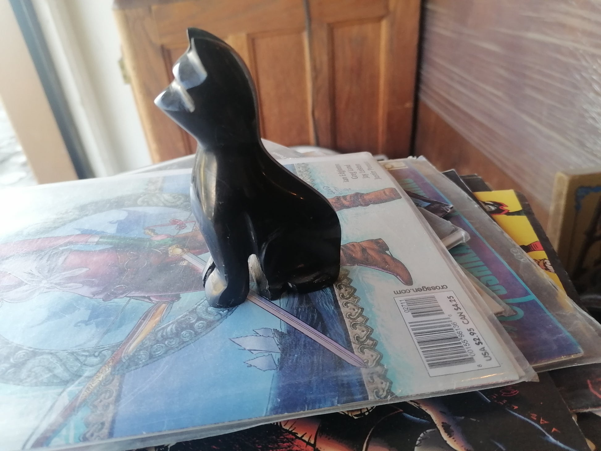 Figura de gato hecha a mano de piedra de obsidiana negra y dorada, - Antiques Bazaar Ensenada