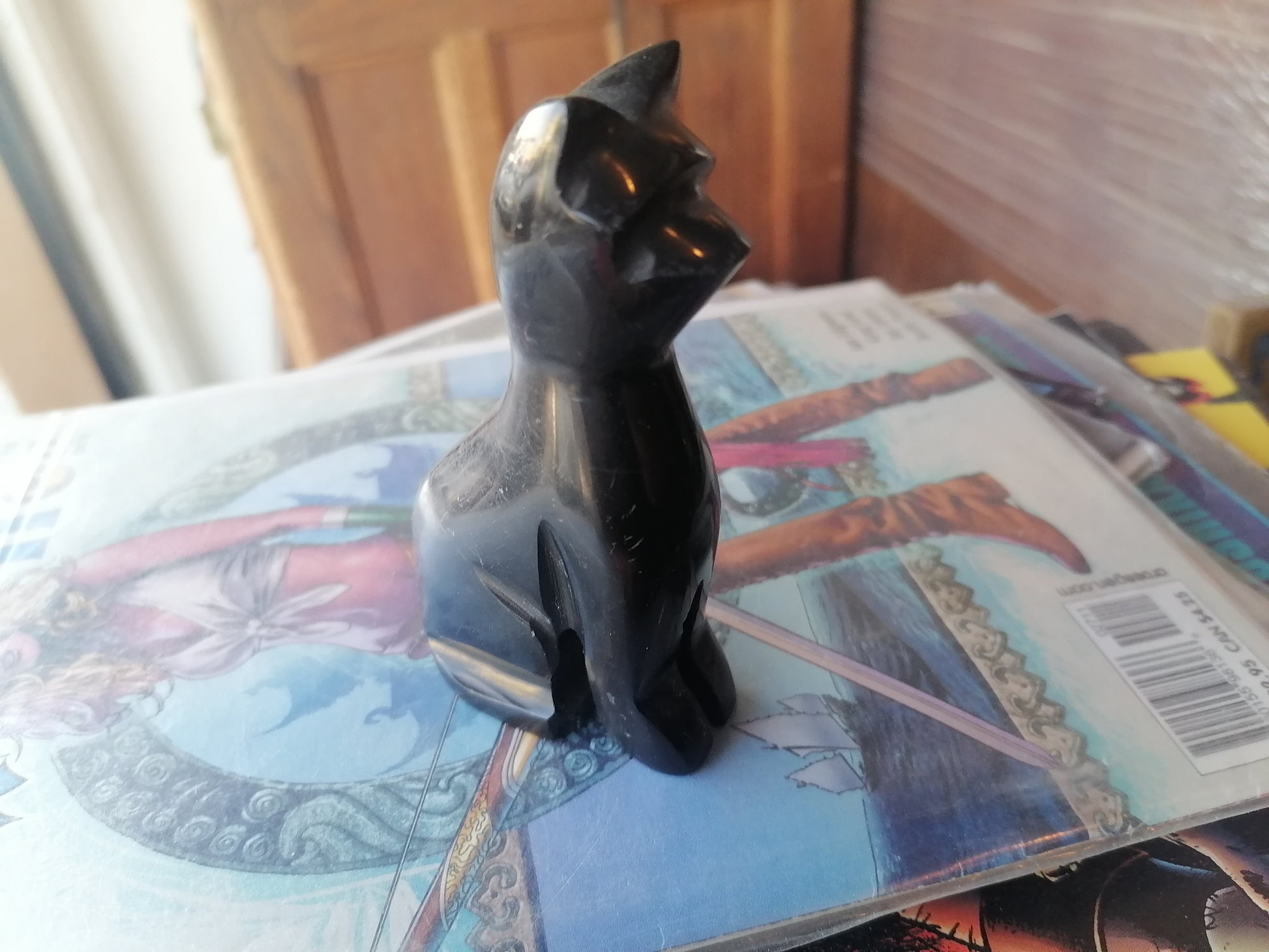 Figura de gato hecha a mano de piedra de obsidiana negra y dorada, - Antiques Bazaar Ensenada