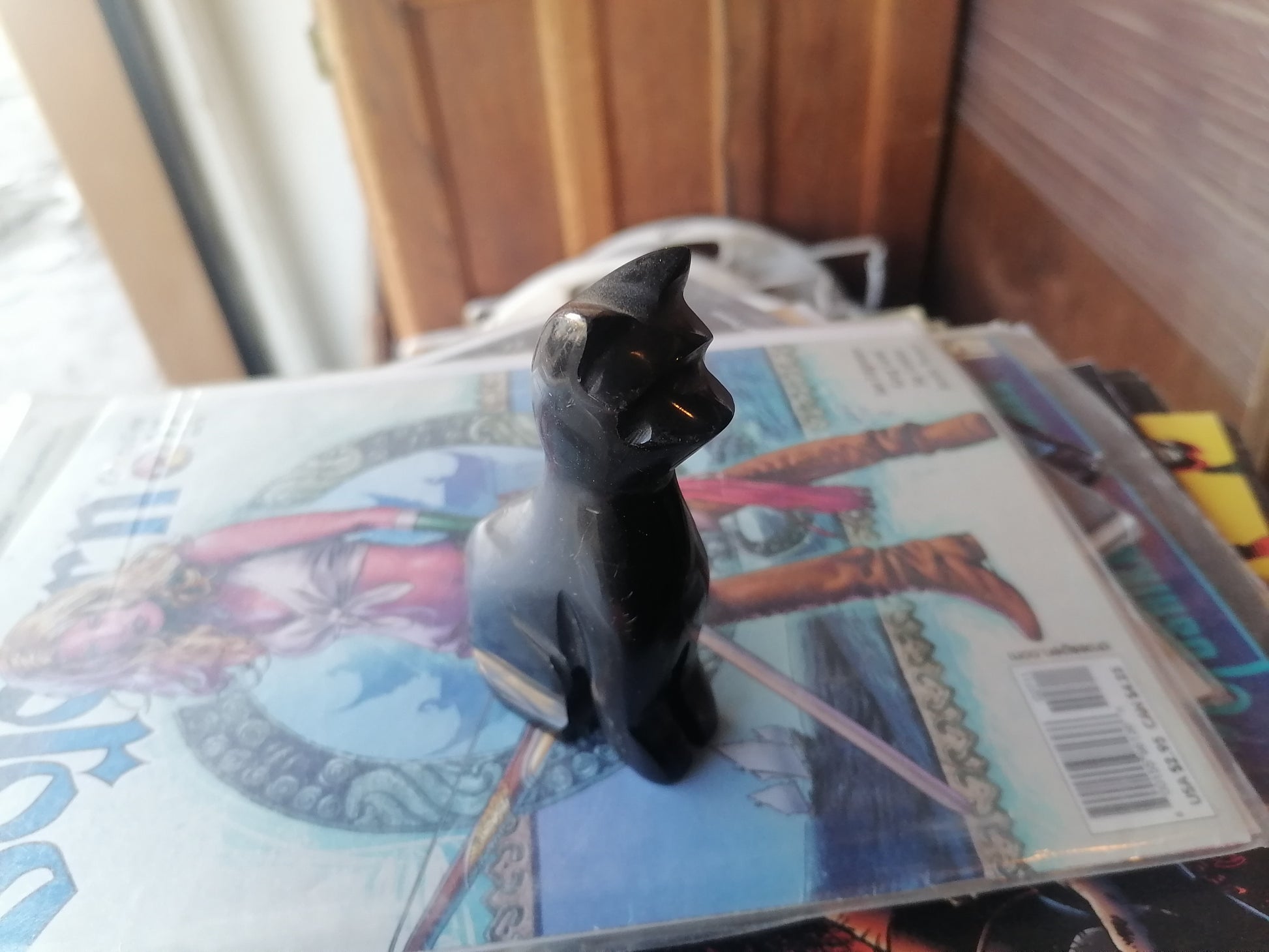 Figura de gato hecha a mano de piedra de obsidiana negra y dorada, - Antiques Bazaar Ensenada