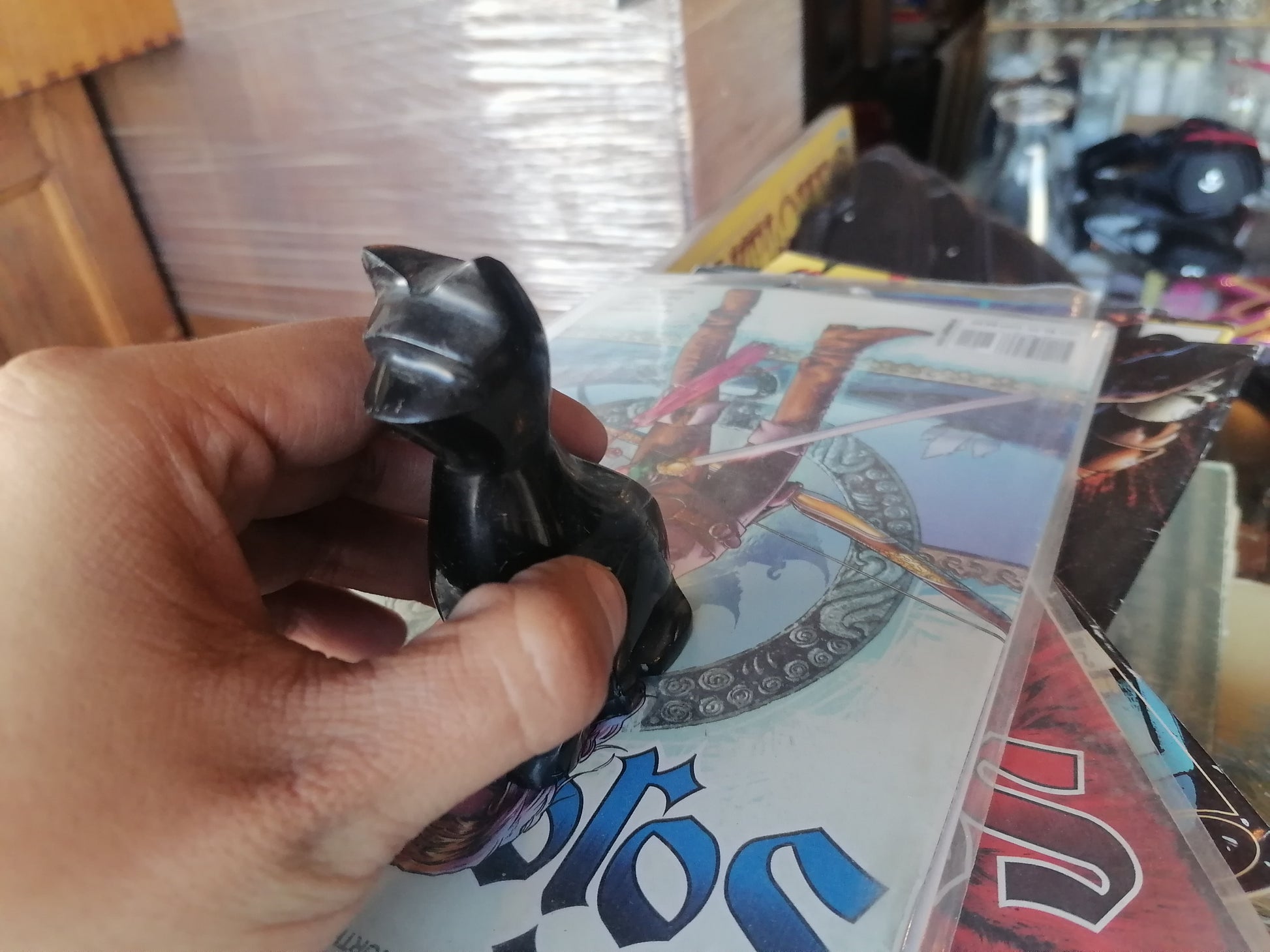 Figura de gato hecha a mano de piedra de obsidiana negra y dorada, - Antiques Bazaar Ensenada