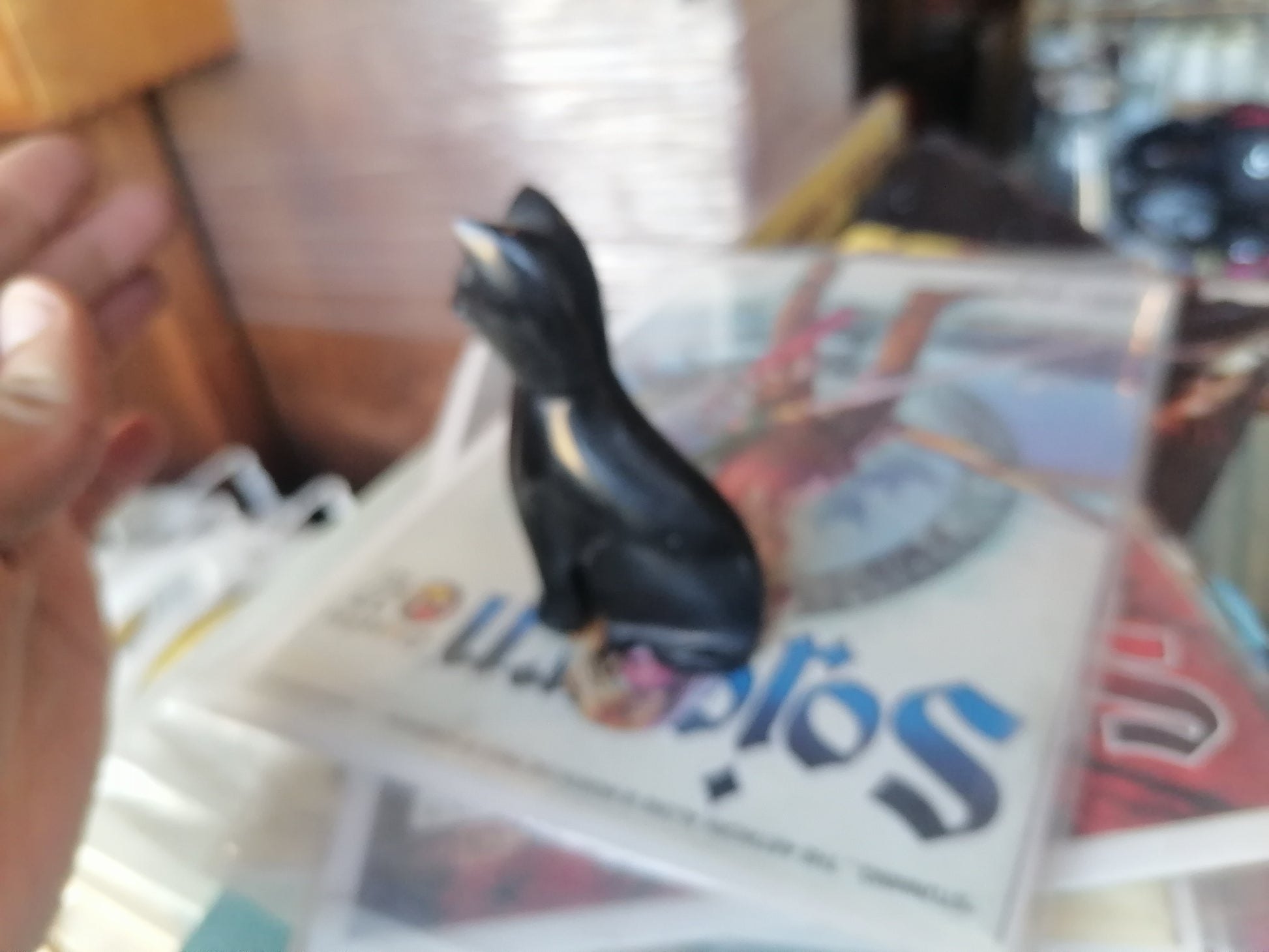 Figura de gato hecha a mano de piedra de obsidiana negra y dorada, - Antiques Bazaar Ensenada