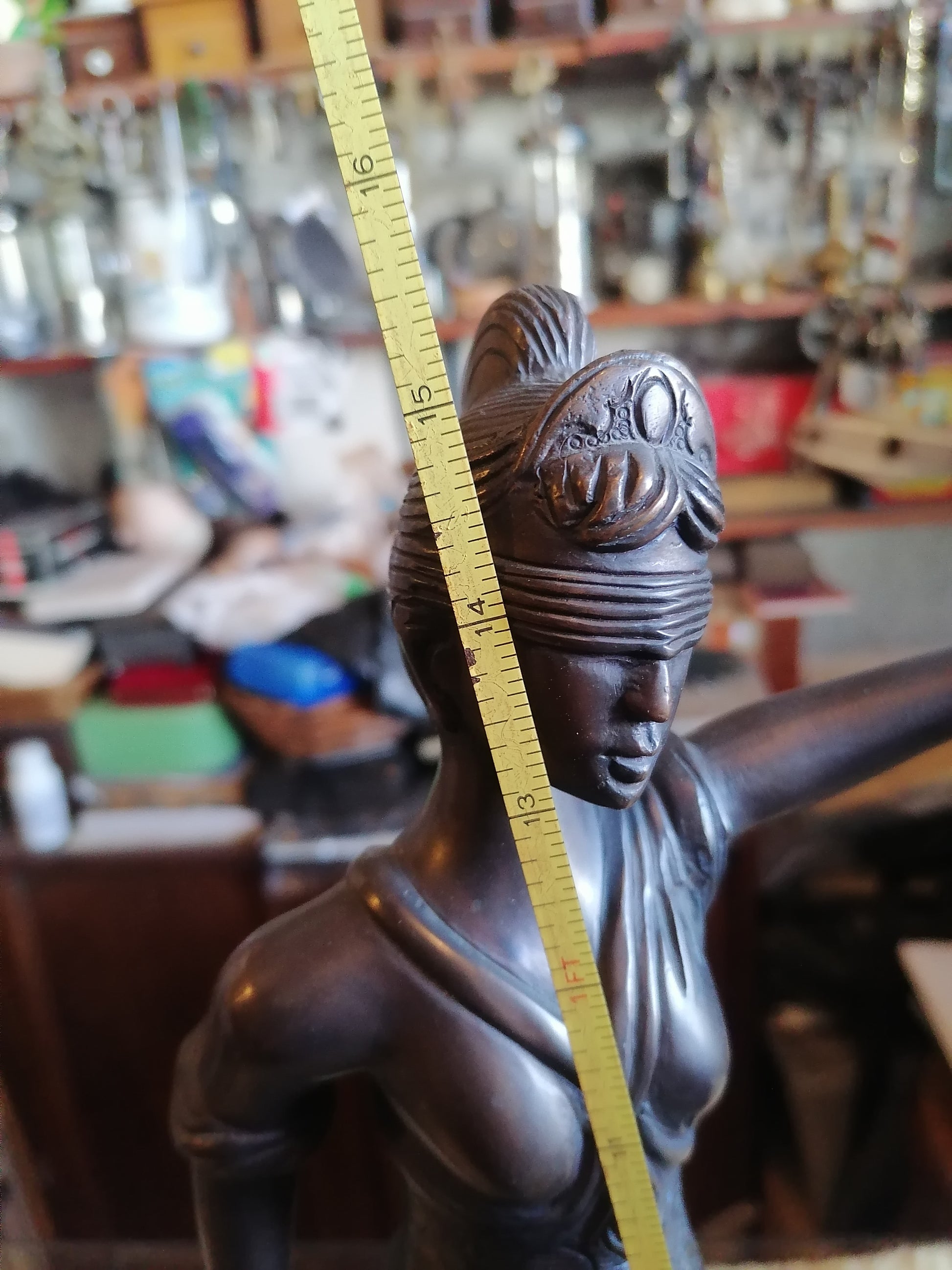 Escultura de la diosa Themis - Antiques Bazaar Ensenada