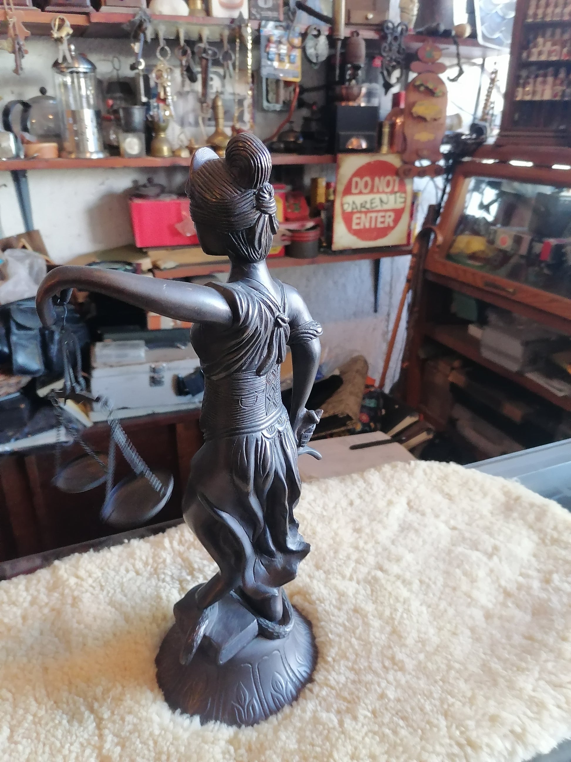 Escultura de la diosa Themis - Antiques Bazaar Ensenada