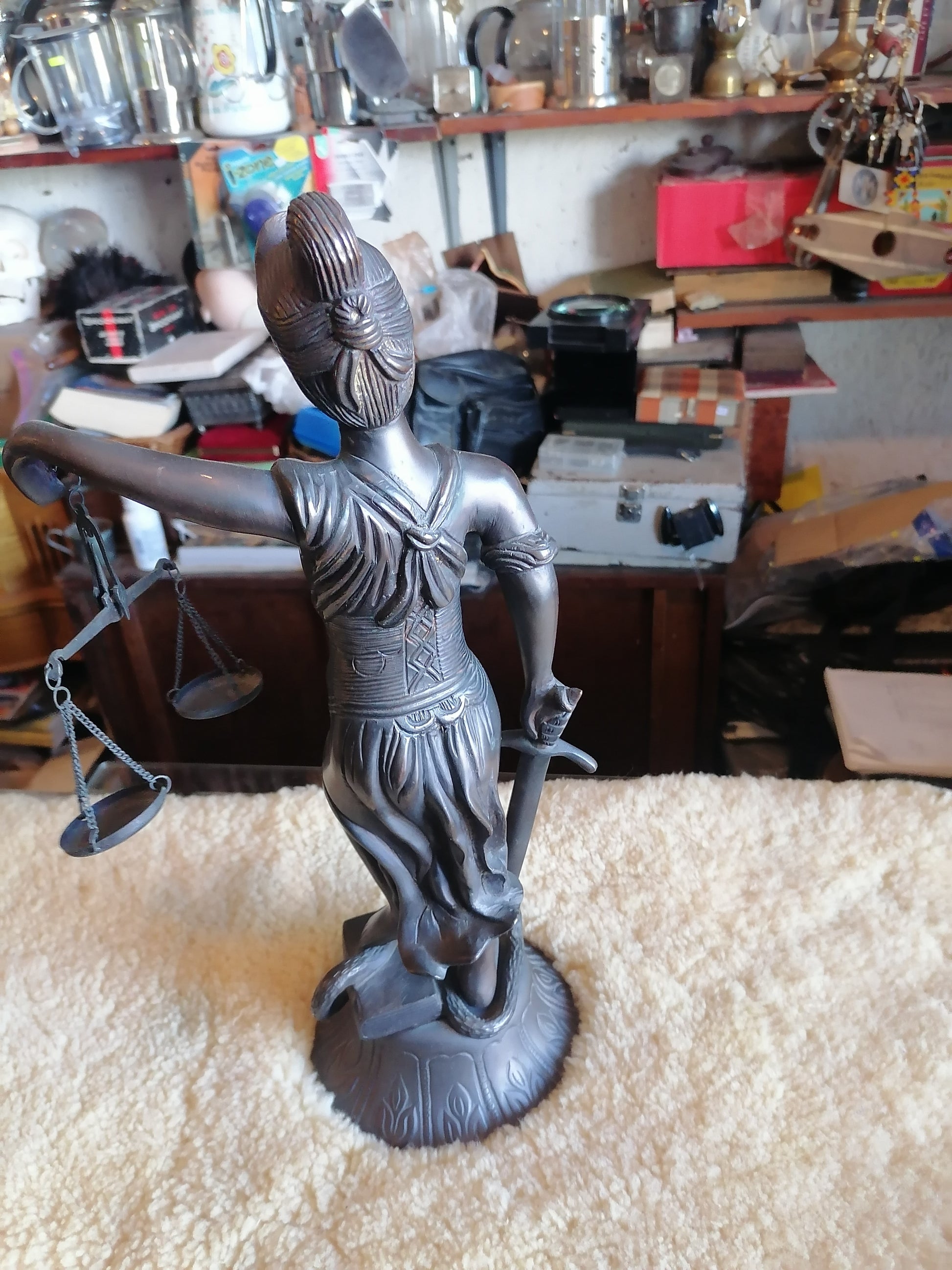 Escultura de la diosa Themis - Antiques Bazaar Ensenada