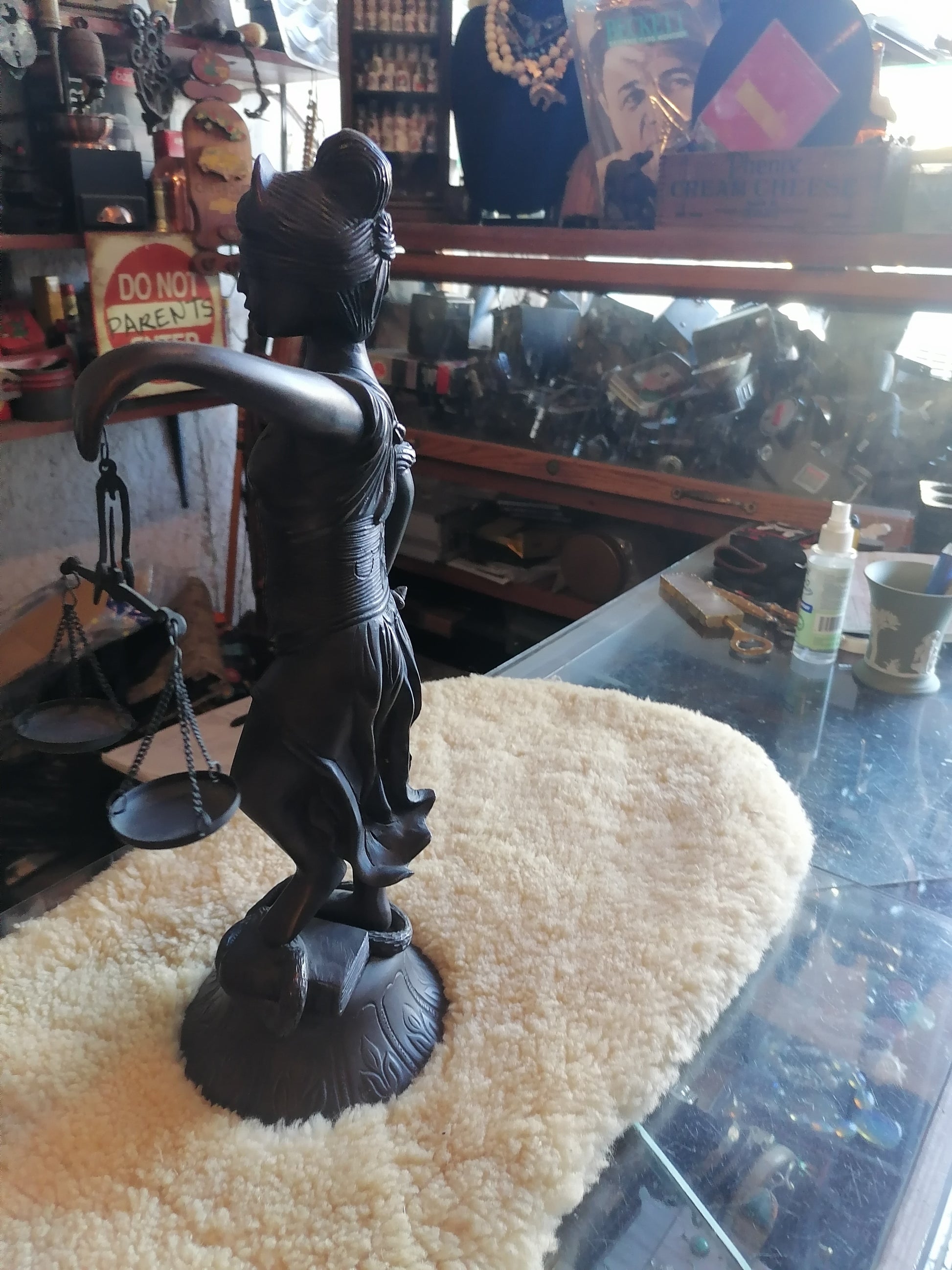 Escultura de la diosa Themis - Antiques Bazaar Ensenada