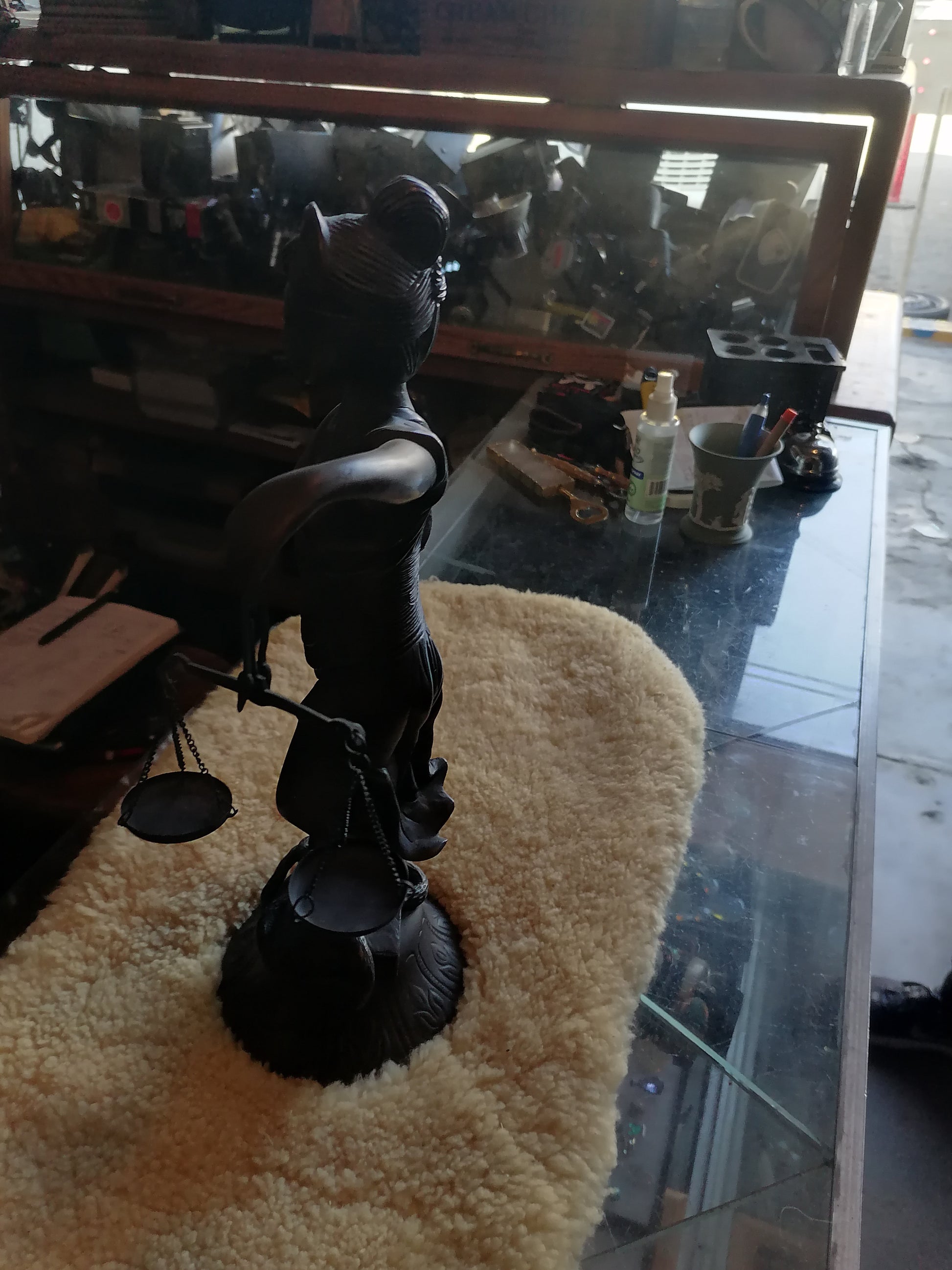 Escultura de la diosa Themis - Antiques Bazaar Ensenada