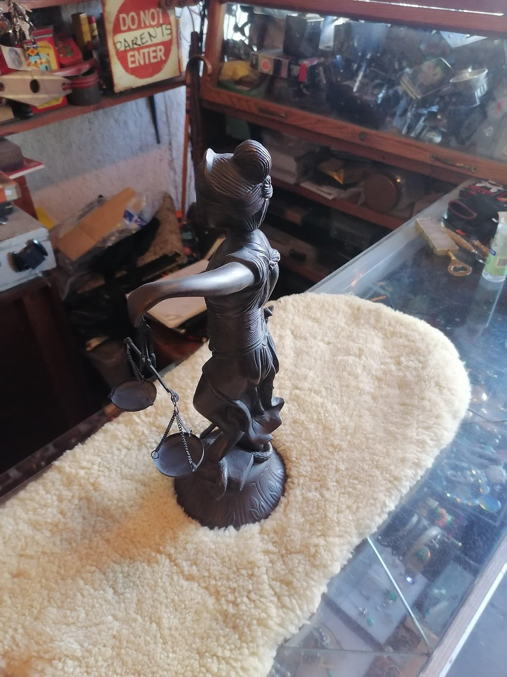 Escultura de la diosa Themis - Antiques Bazaar Ensenada