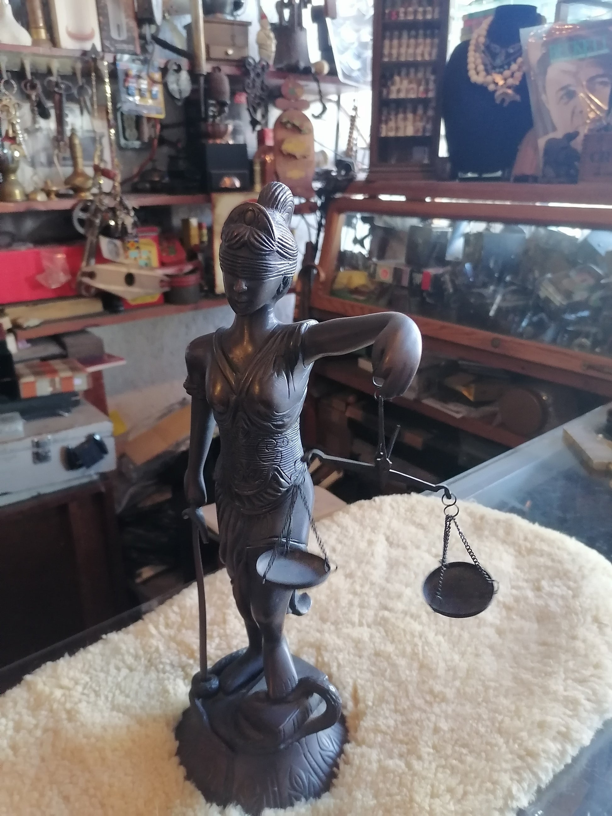 Escultura de la diosa Themis - Antiques Bazaar Ensenada