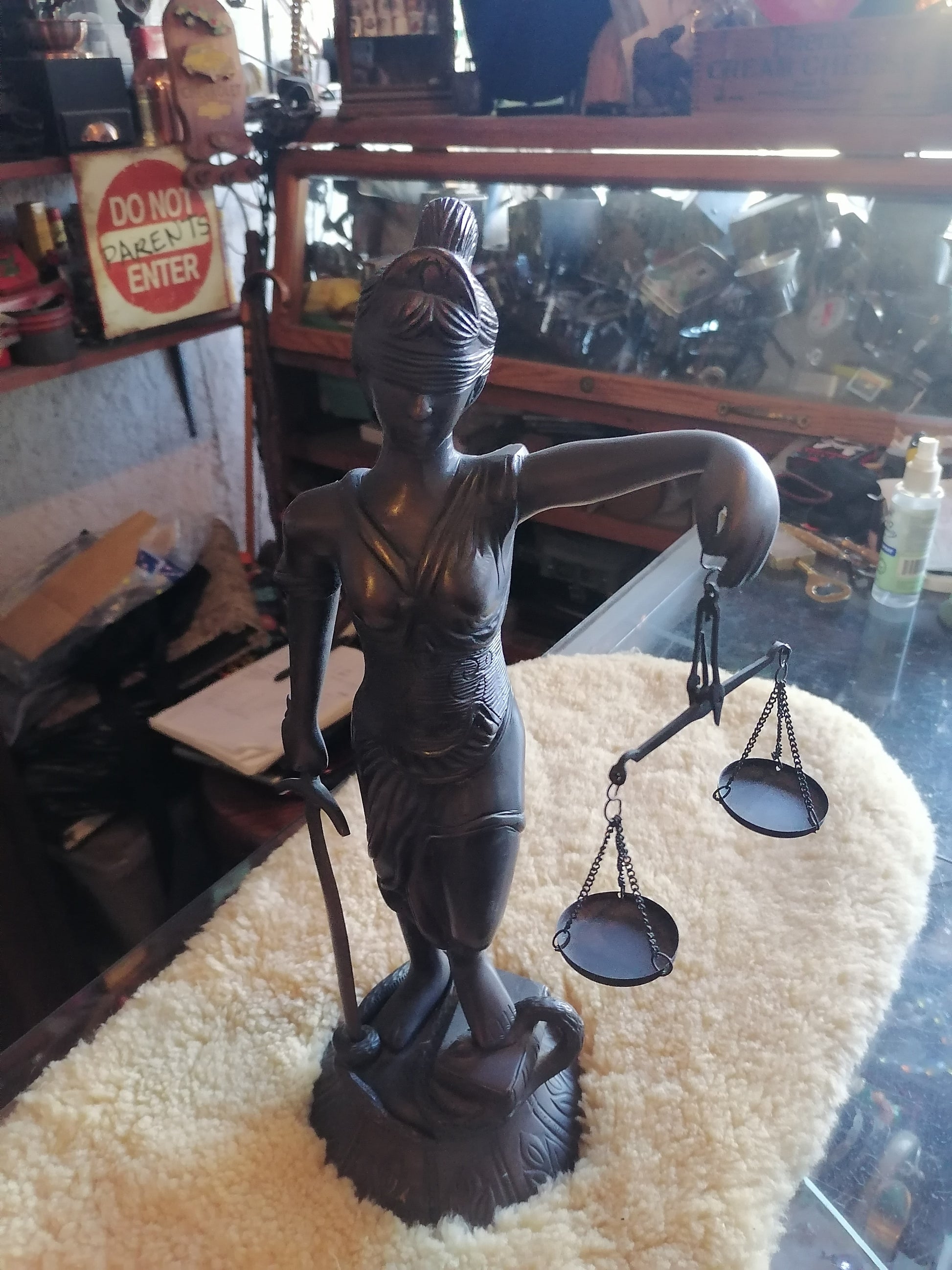 Escultura de la diosa Themis - Antiques Bazaar Ensenada