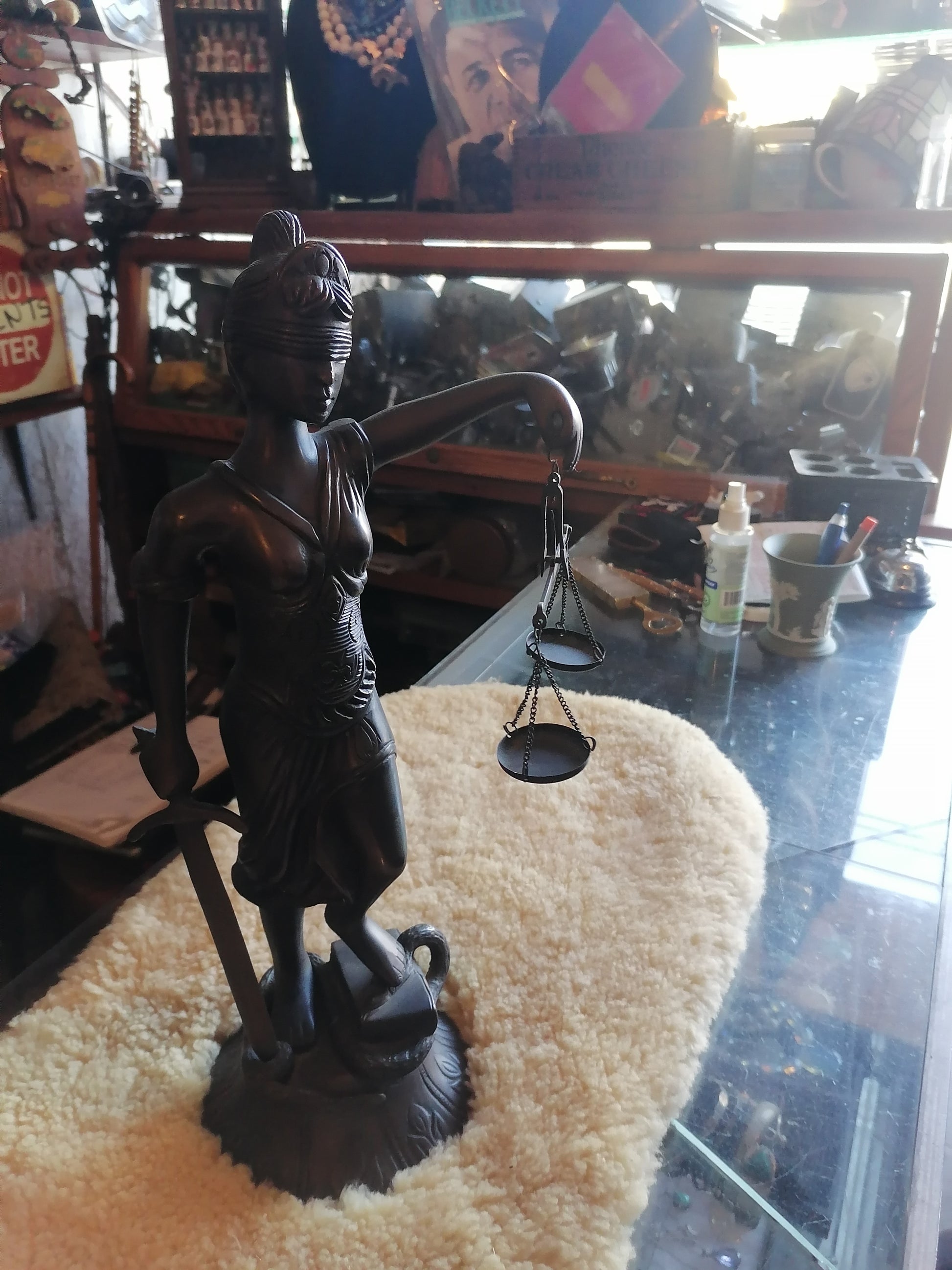 Escultura de la diosa Themis - Antiques Bazaar Ensenada