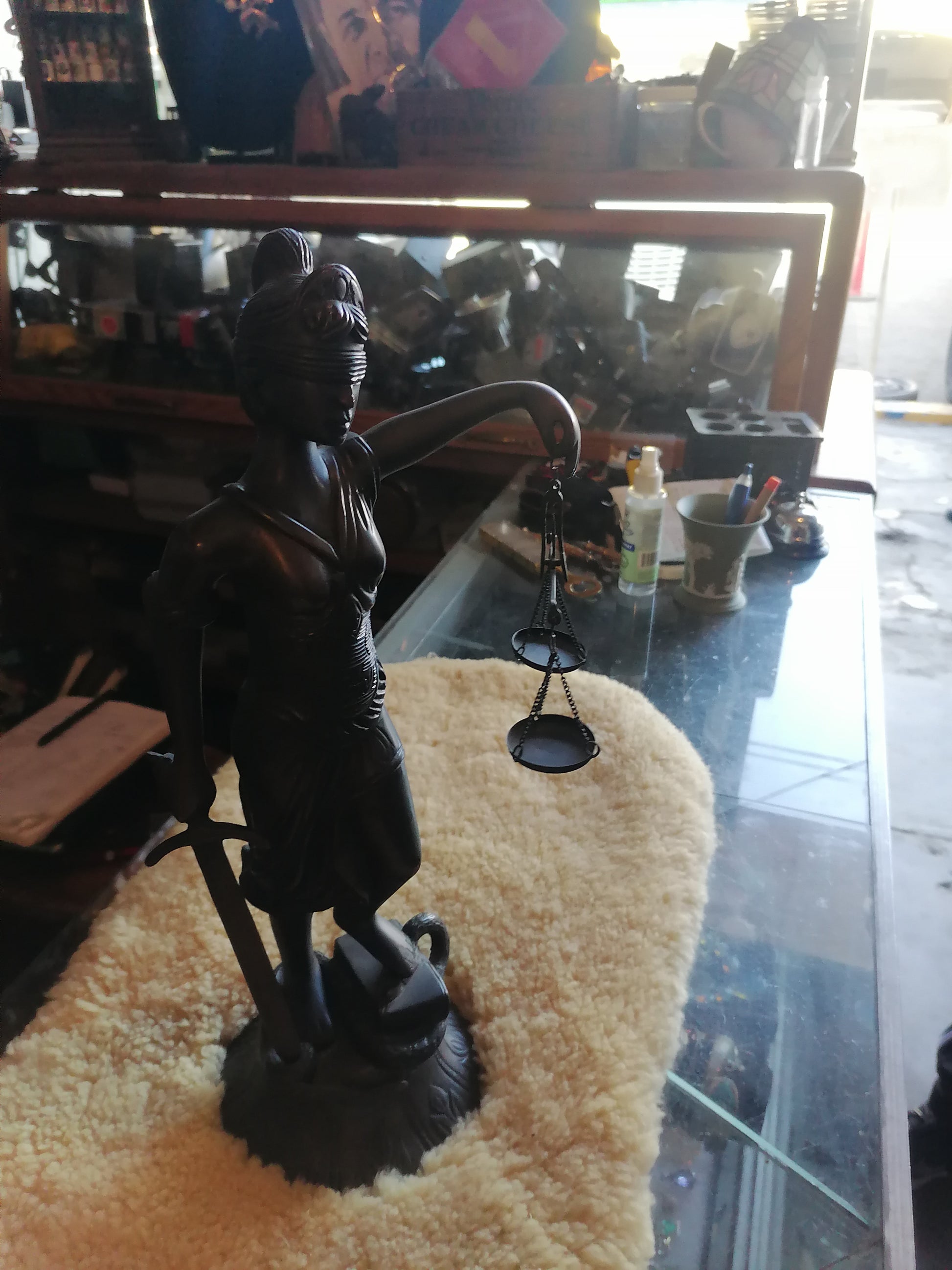 Escultura de la diosa Themis - Antiques Bazaar Ensenada