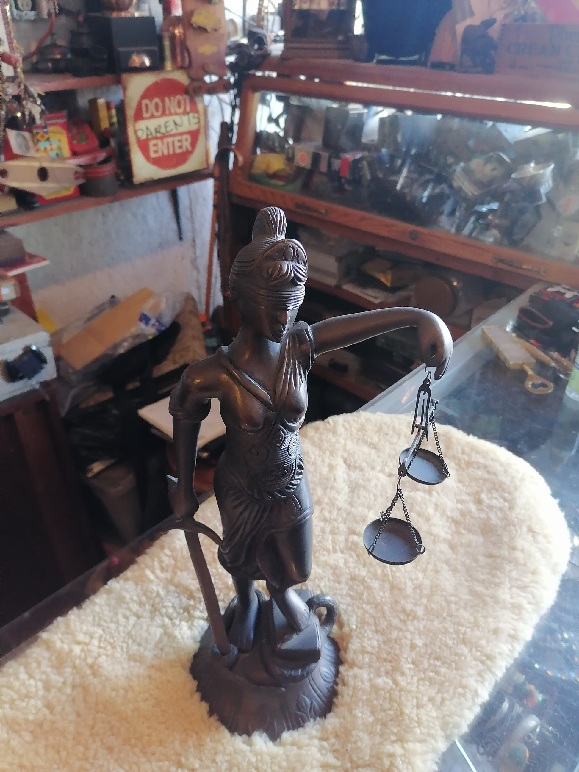 Escultura de la diosa Themis - Antiques Bazaar Ensenada