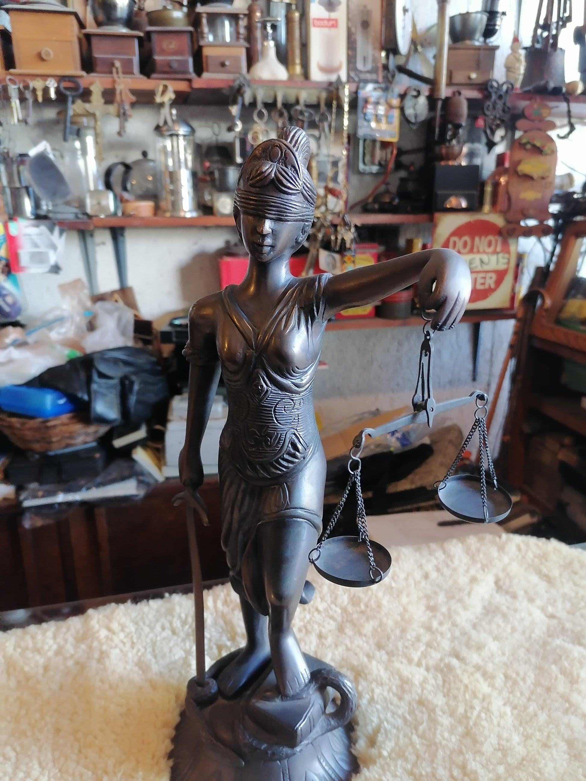 Escultura de la diosa Themis - Antiques Bazaar Ensenada