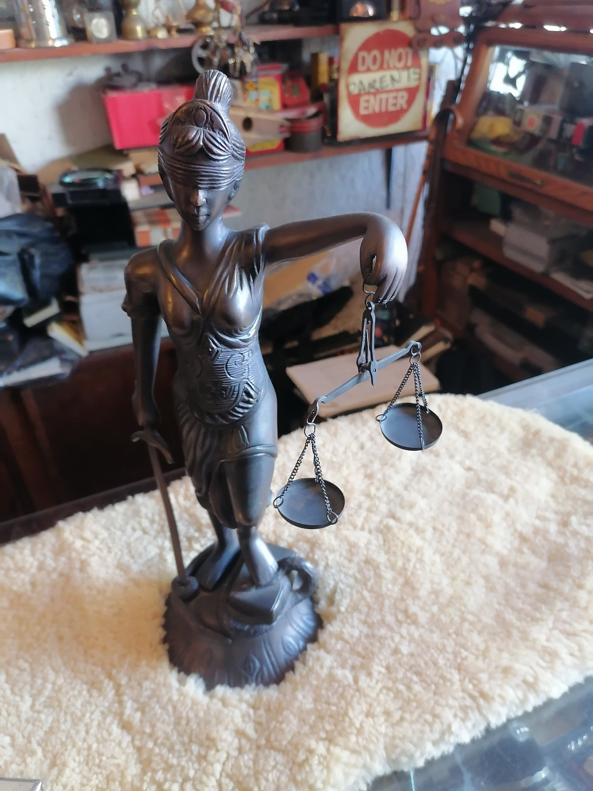 Escultura de la diosa Themis - Antiques Bazaar Ensenada