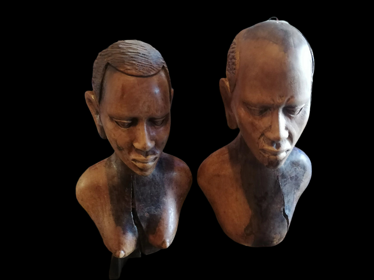 Par de bustos tallados en madera, representando a un hombre y una mujer, de origen africano - Antiques Bazaar Ensenada