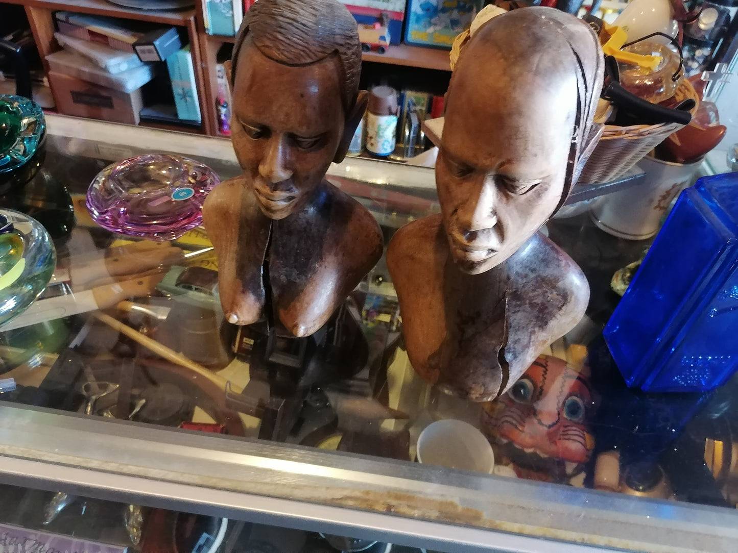 Par de bustos tallados en madera, representando a un hombre y una mujer, de origen africano - Antiques Bazaar Ensenada