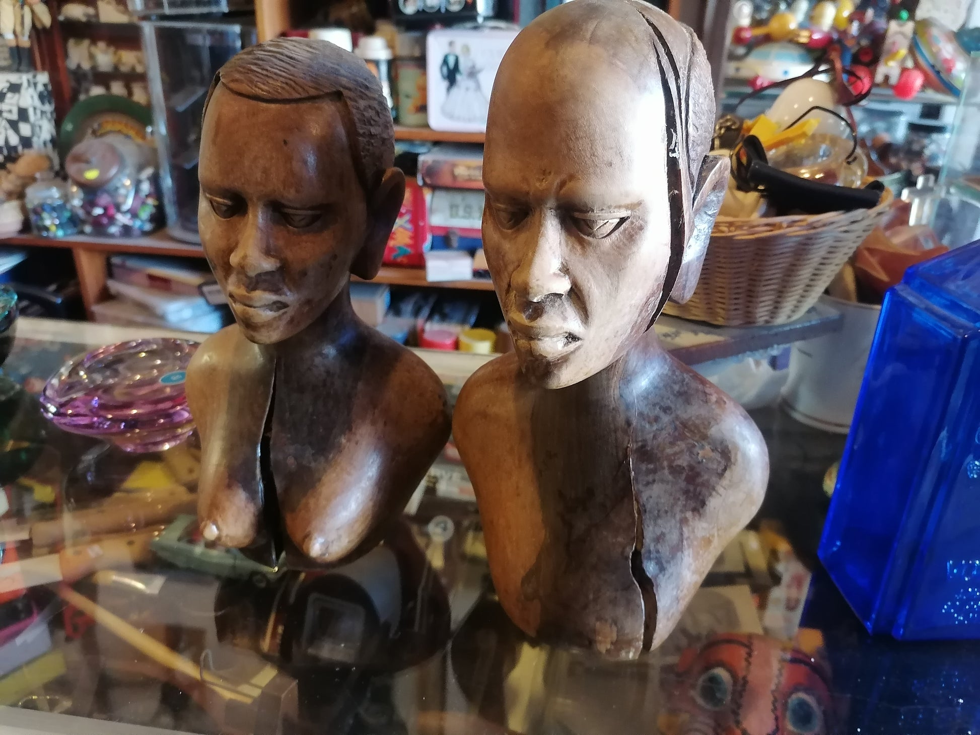 Par de bustos tallados en madera, representando a un hombre y una mujer, de origen africano - Antiques Bazaar Ensenada