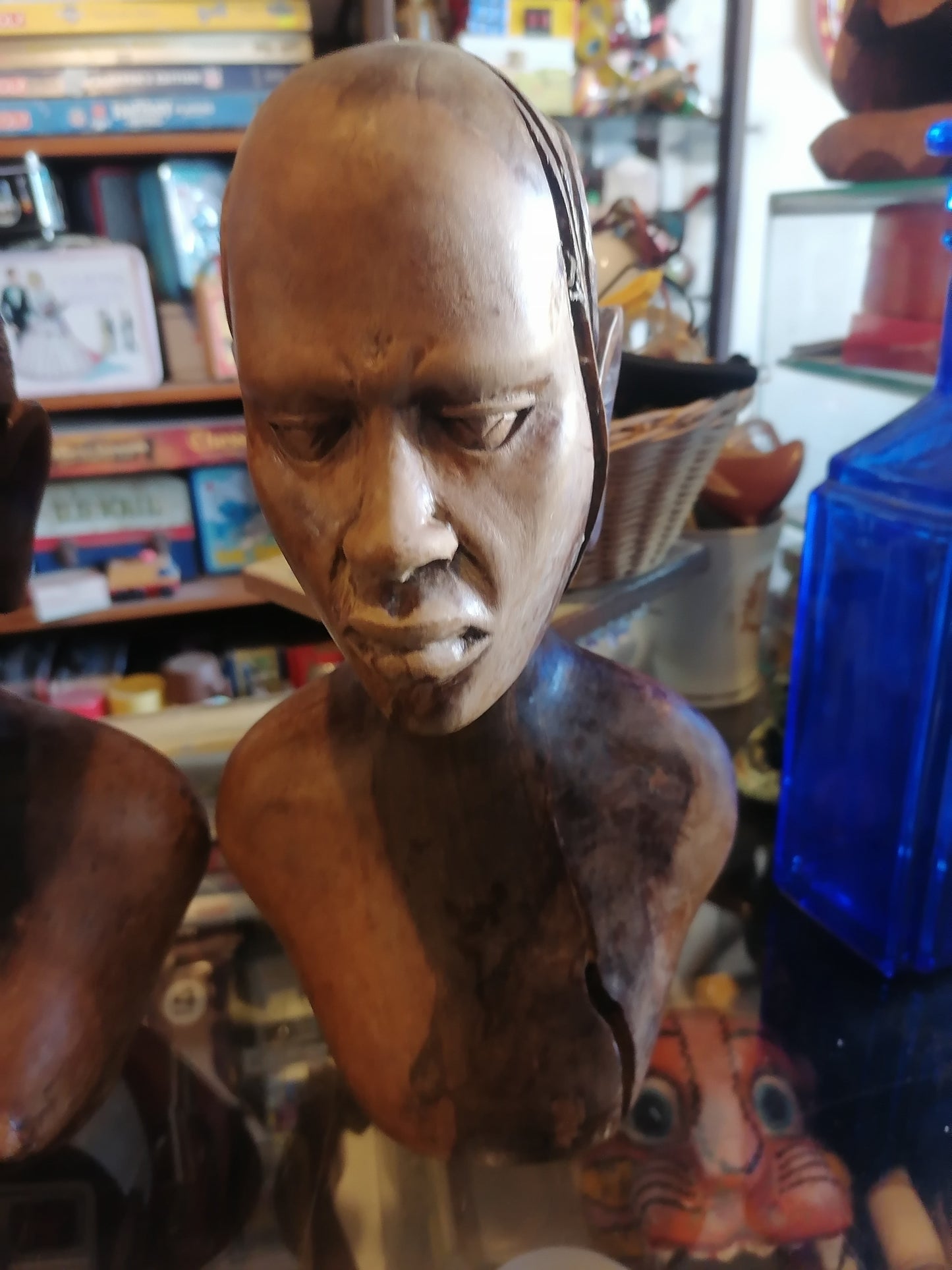 Par de bustos tallados en madera, representando a un hombre y una mujer, de origen africano - Antiques Bazaar Ensenada