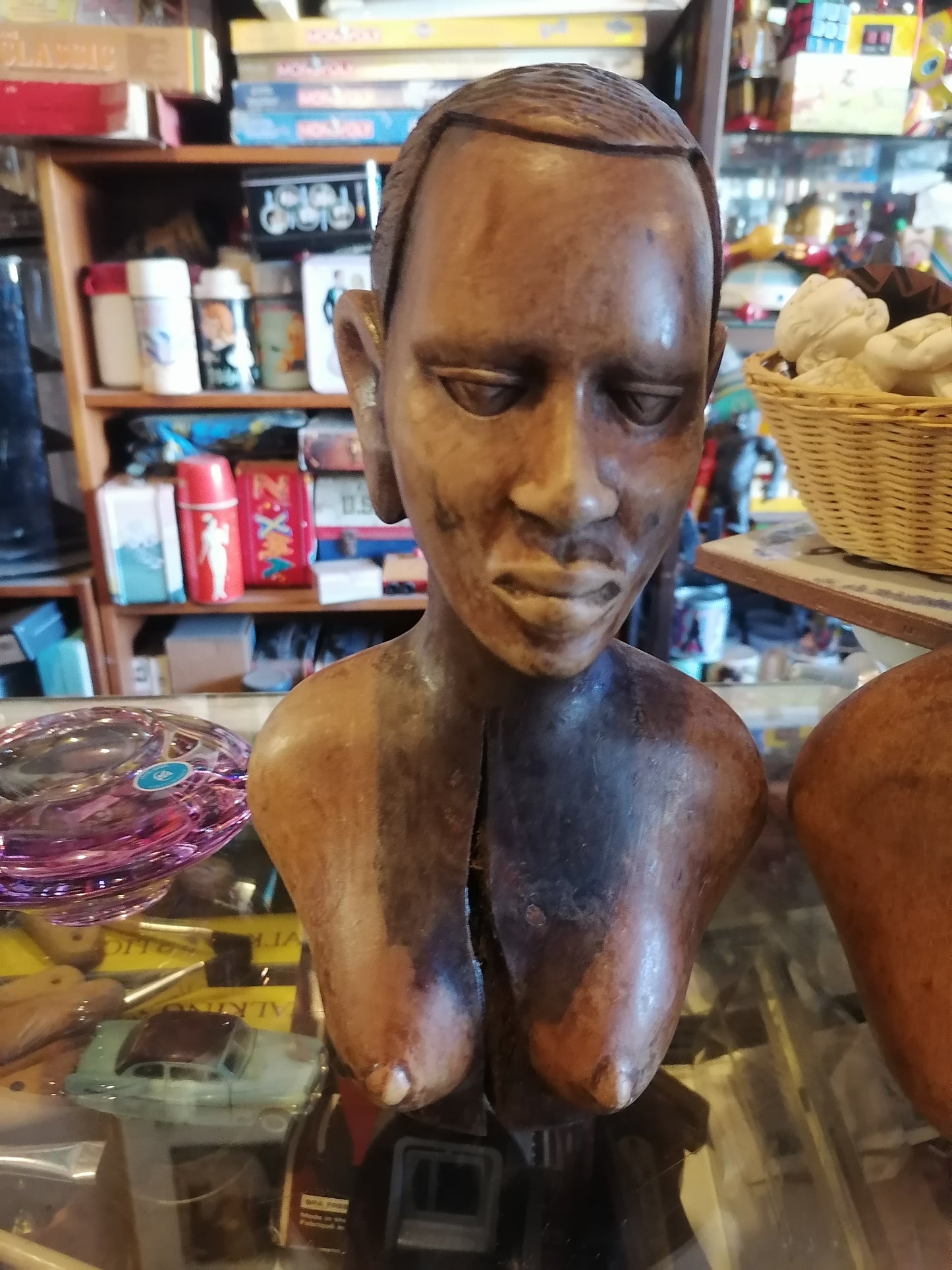 Par de bustos tallados en madera, representando a un hombre y una mujer, de origen africano - Antiques Bazaar Ensenada