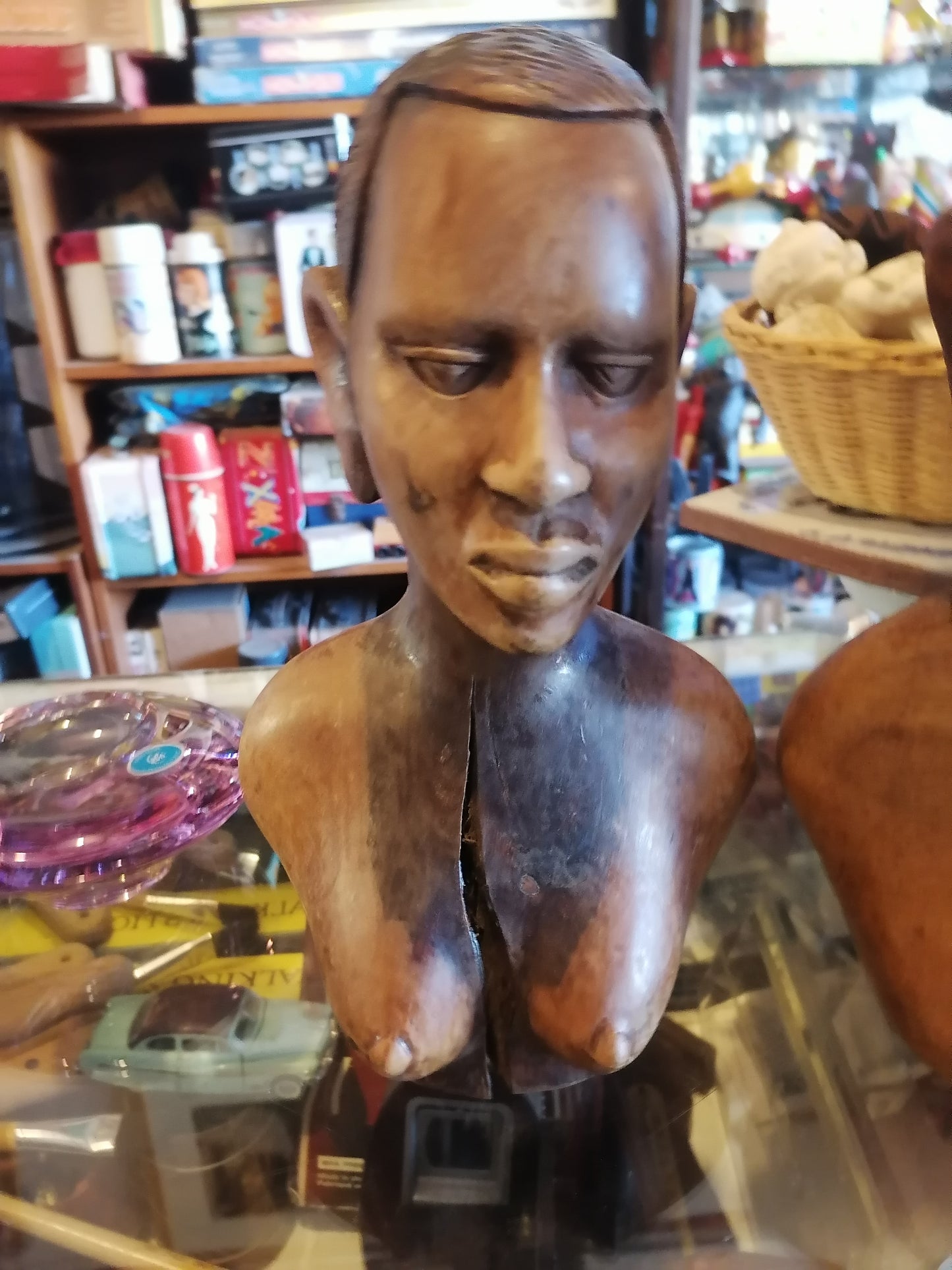 Par de bustos tallados en madera, representando a un hombre y una mujer, de origen africano - Antiques Bazaar Ensenada