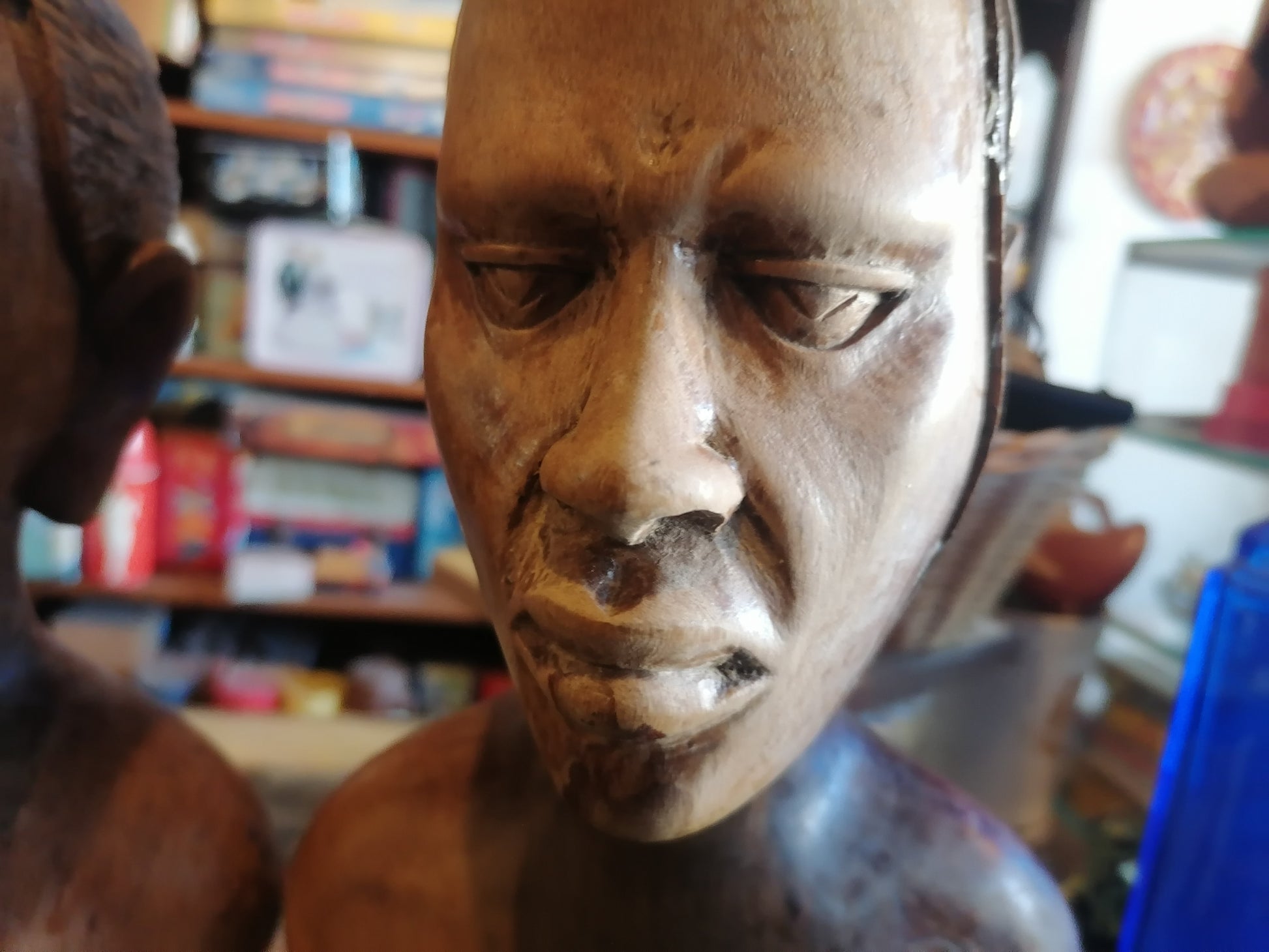 Par de bustos tallados en madera, representando a un hombre y una mujer, de origen africano - Antiques Bazaar Ensenada