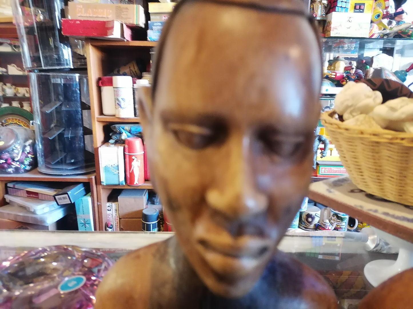 Par de bustos tallados en madera, representando a un hombre y una mujer, de origen africano - Antiques Bazaar Ensenada