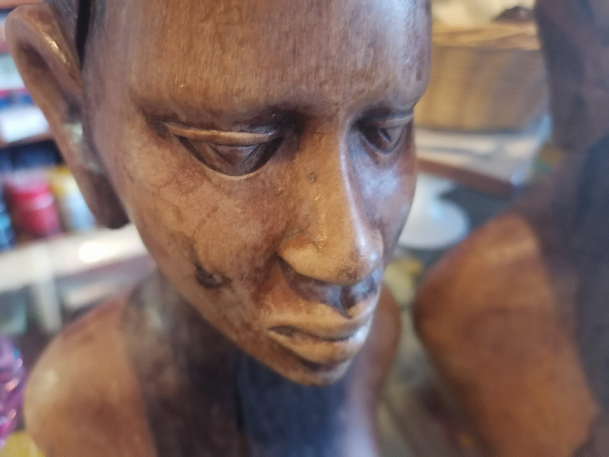 Par de bustos tallados en madera, representando a un hombre y una mujer, de origen africano - Antiques Bazaar Ensenada