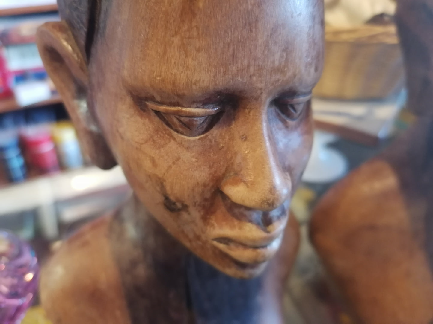 Par de bustos tallados en madera, representando a un hombre y una mujer, de origen africano - Antiques Bazaar Ensenada