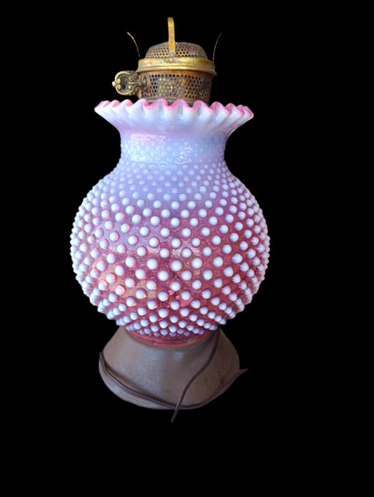 Lámpara de Mesa Vintage Fenton | Cristal Rosa Cranberry Opalescent Hobnail con Base de Latón | Eléctrica