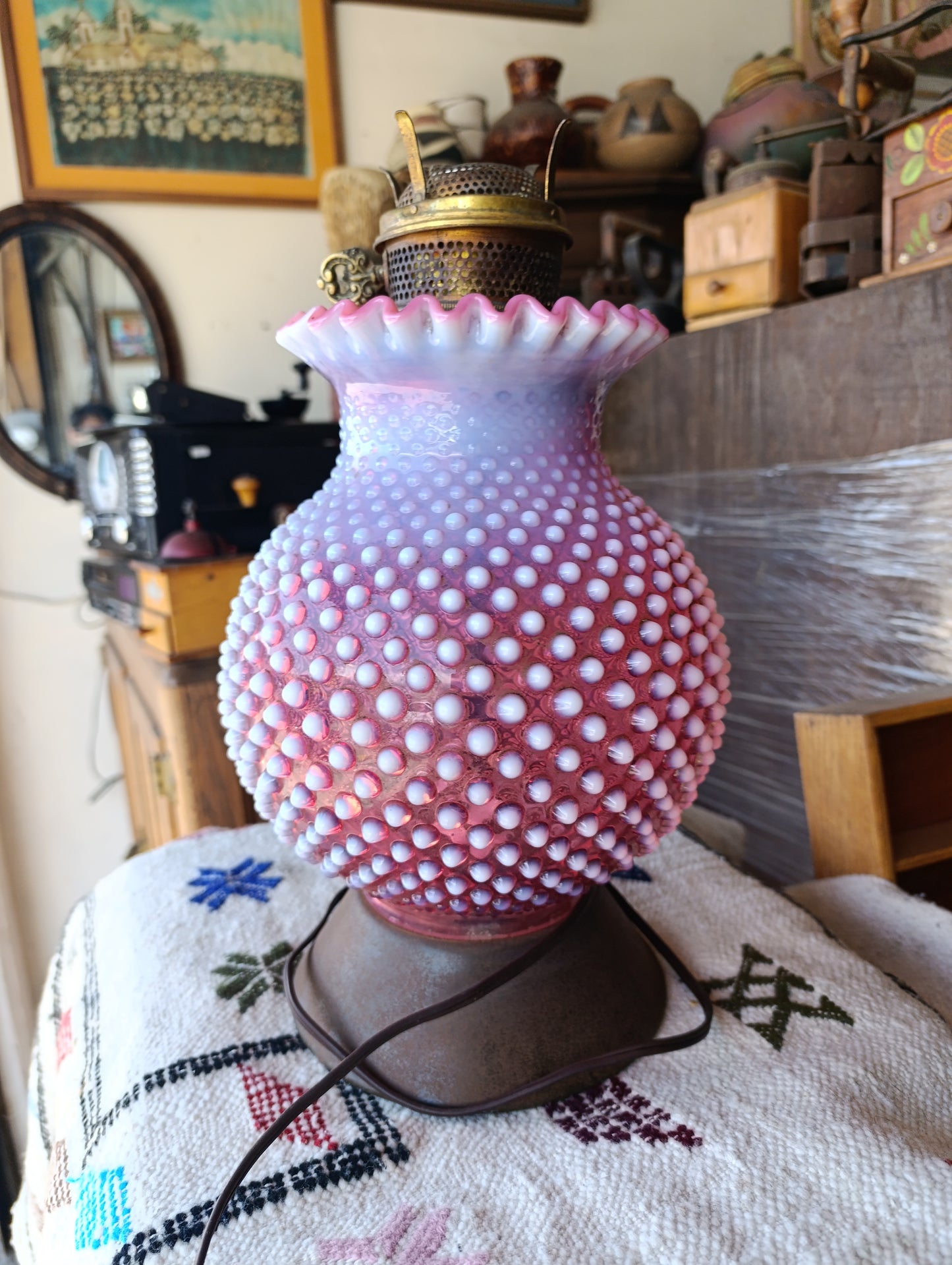 Lámpara de Mesa Vintage Fenton | Cristal Rosa Cranberry Opalescent Hobnail con Base de Latón | Eléctrica