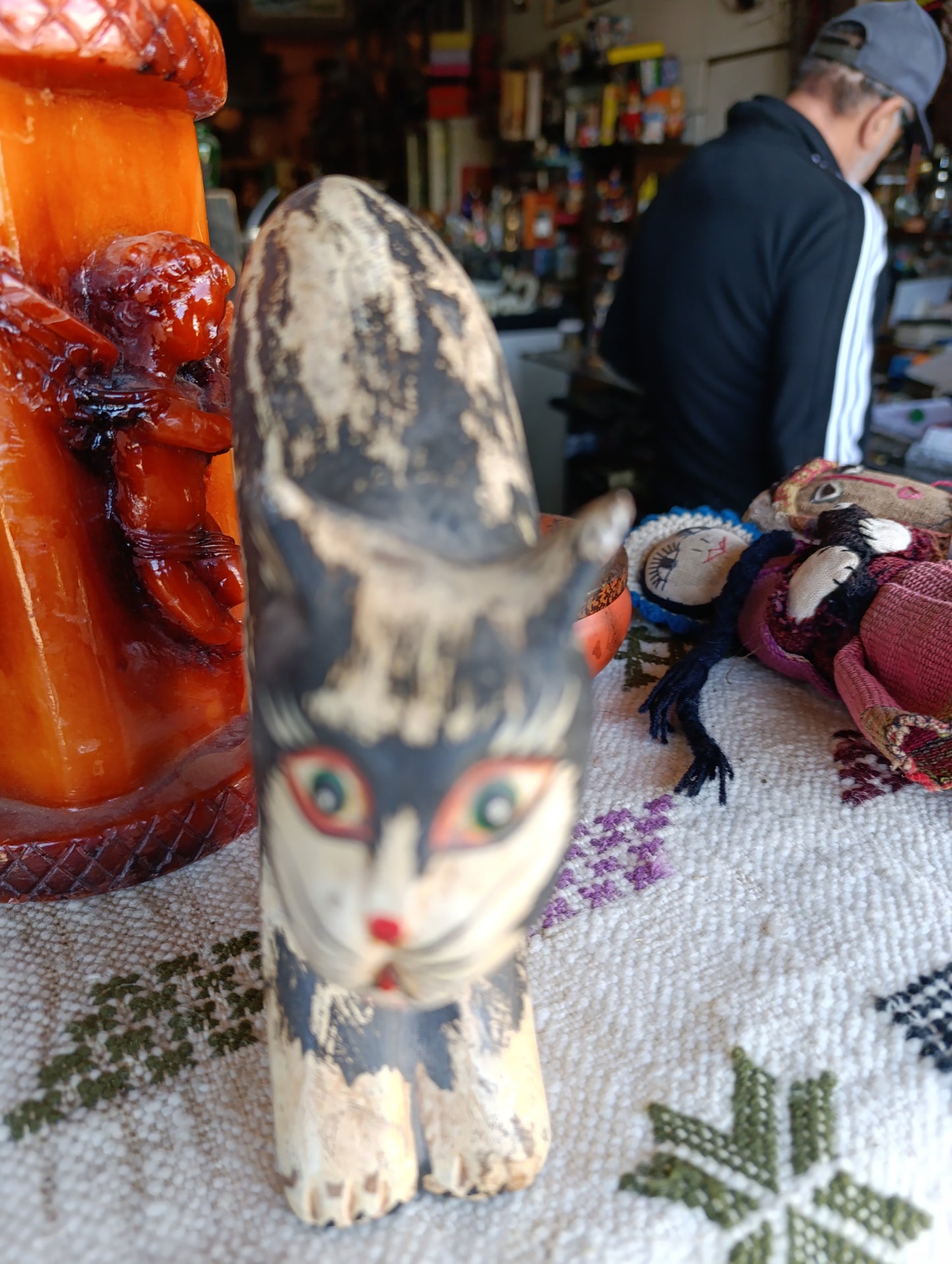 Gato Tallado y Pintado en Madera | Escultura Artesanal Decorativa