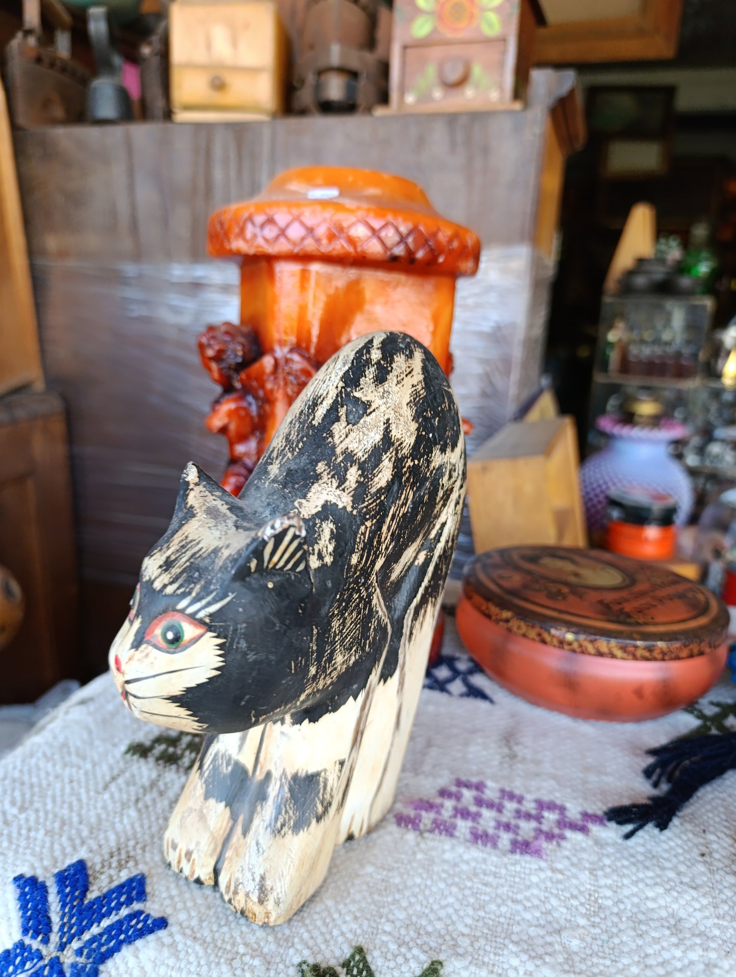 Gato Tallado y Pintado en Madera | Escultura Artesanal Decorativa