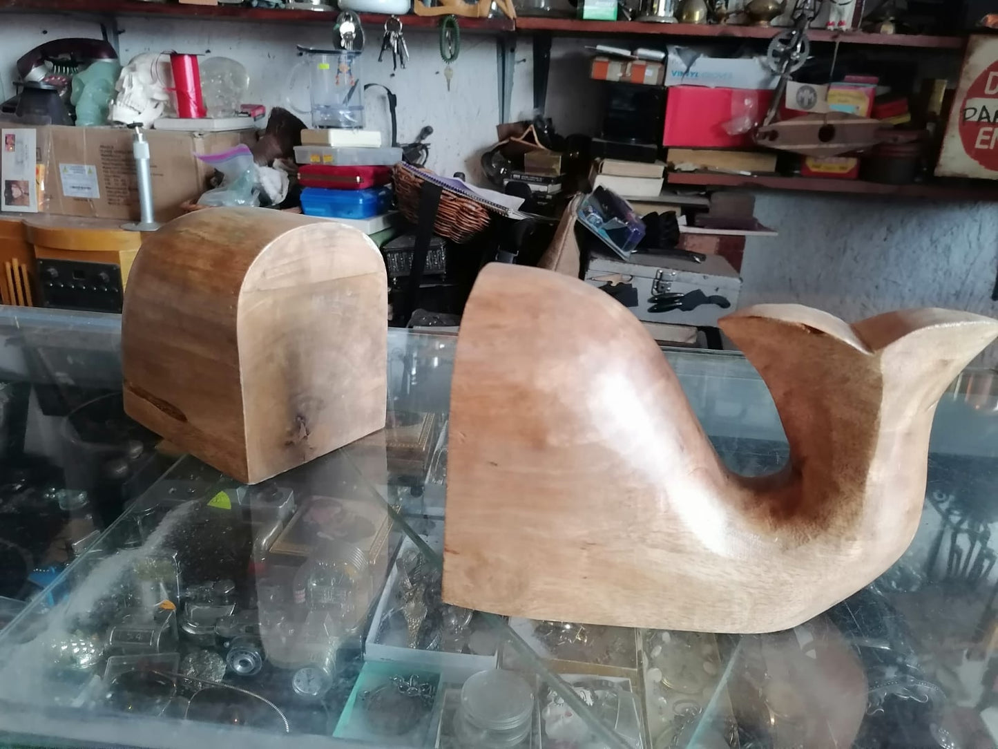 Sujetalibros de madera con forma de ballena - Antiques Bazaar Ensenada