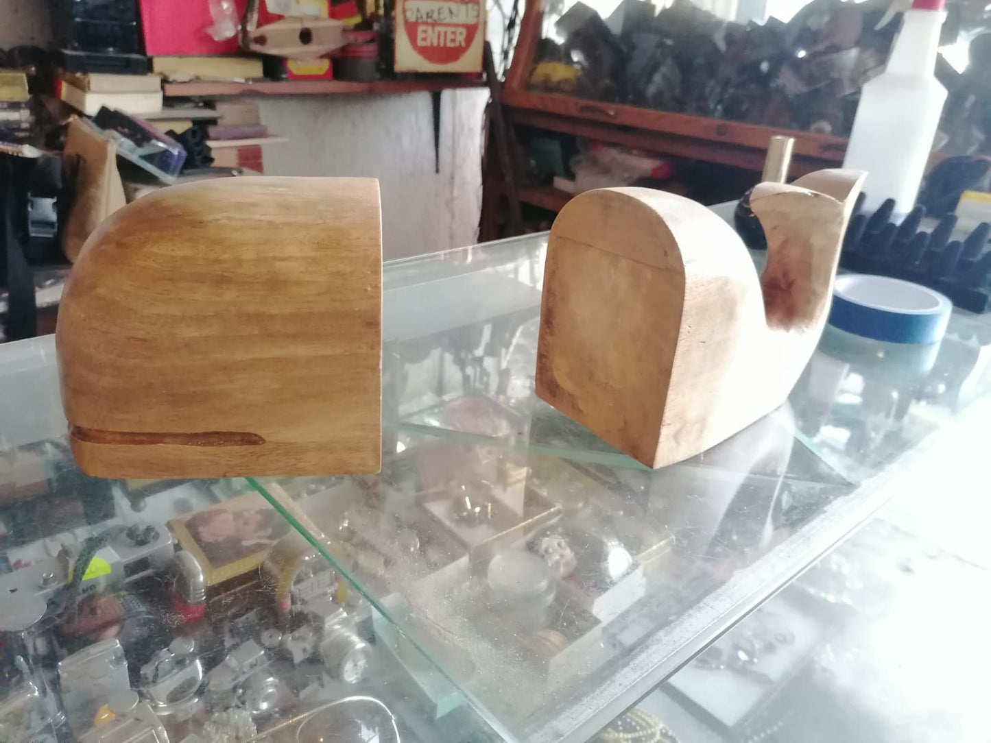 Sujetalibros de madera con forma de ballena - Antiques Bazaar Ensenada