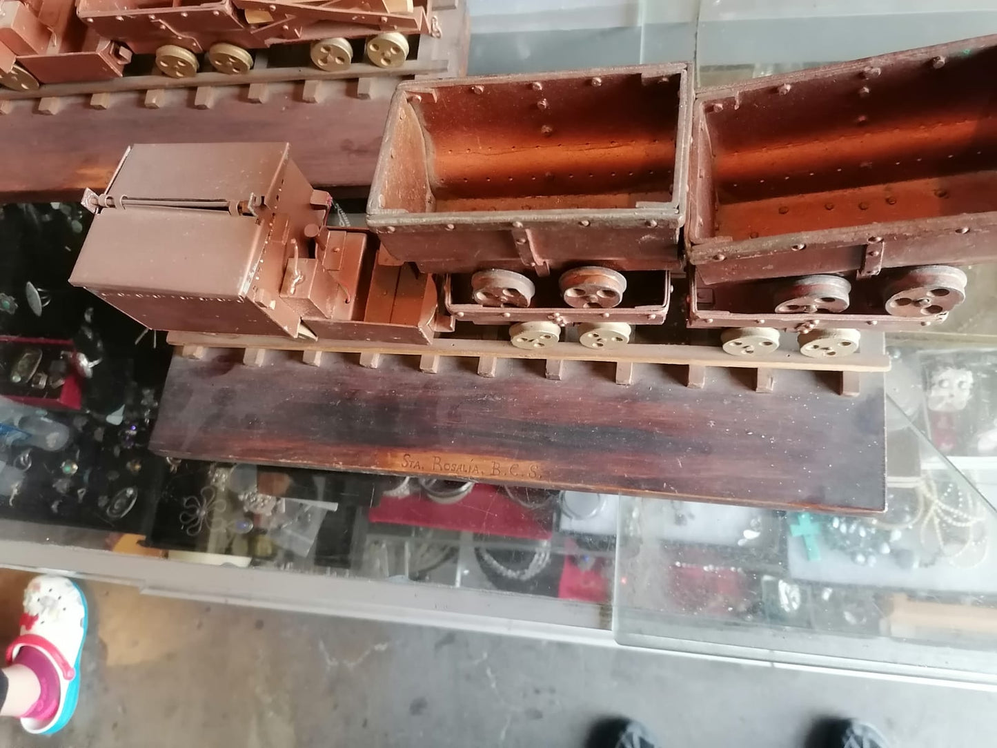 Souvenir Del Pueblo Minero Santa Rosalia B.C.S. Tren de carga Miniatura. - Antiques Bazaar Ensenada