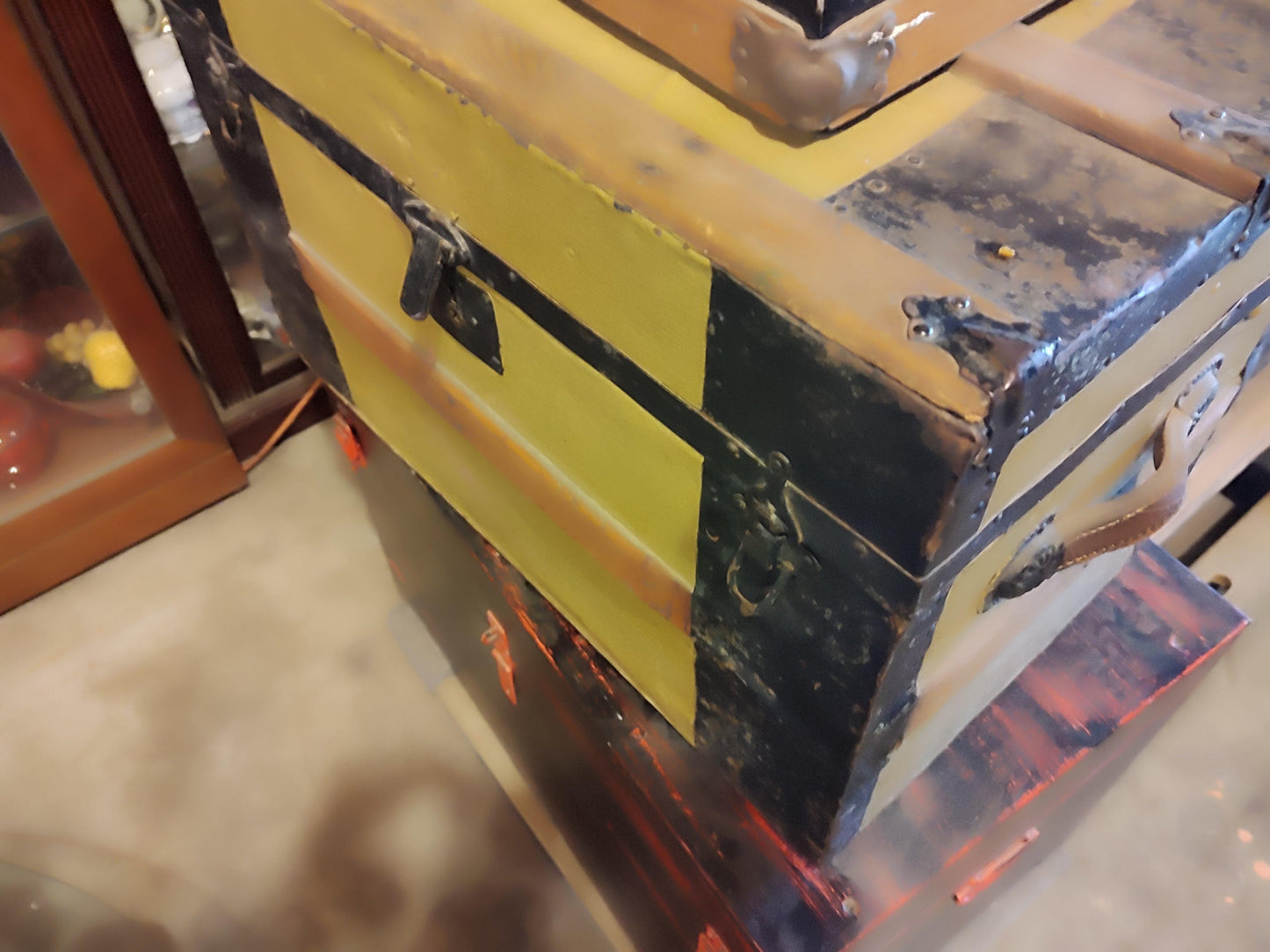 LARGE PRESSED TIN STEAM TRUNK WITH ANTIQUE DOME, ALL ORIGINAL - Antiques Bazaar Ensenada