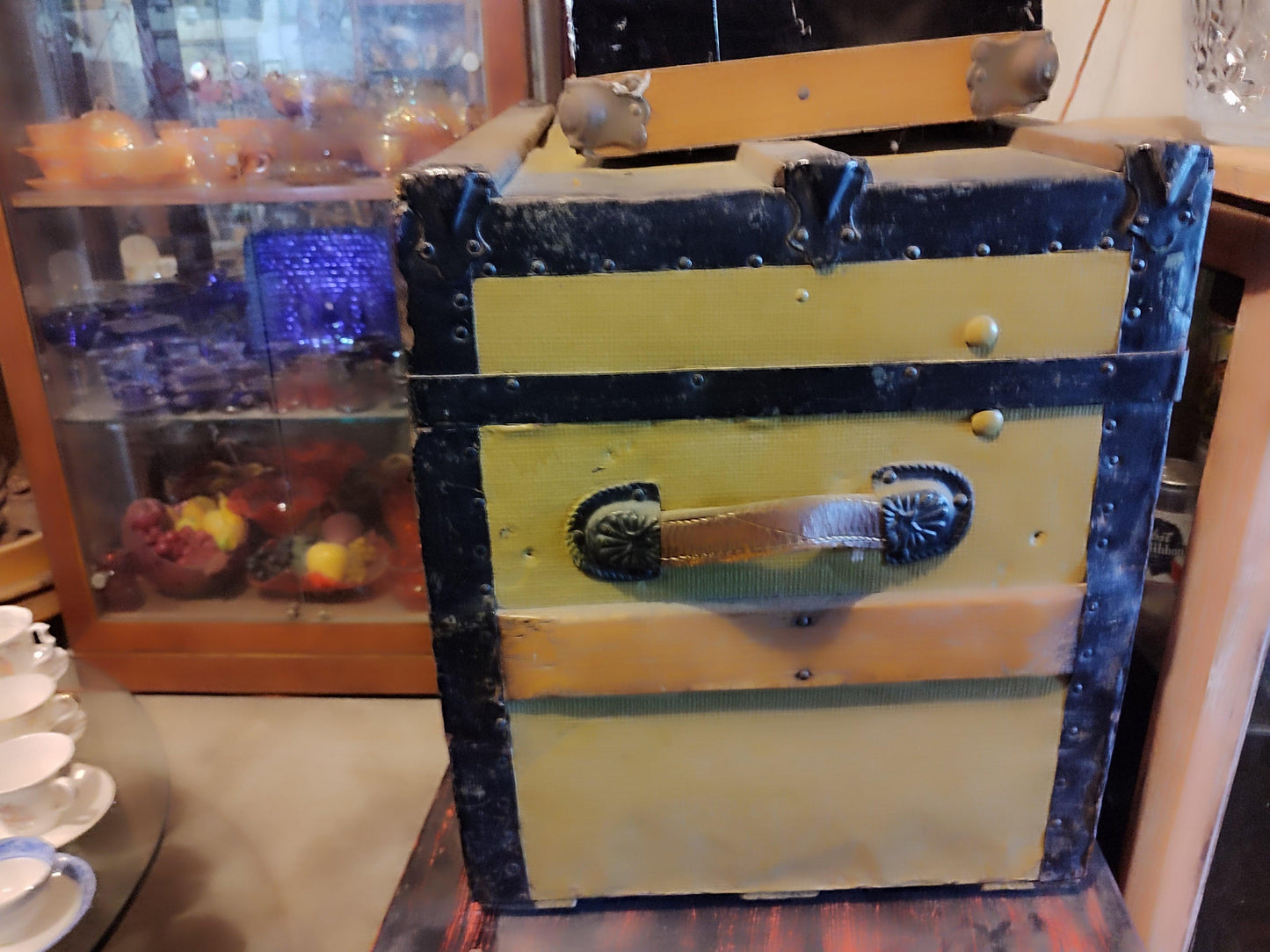 LARGE PRESSED TIN STEAM TRUNK WITH ANTIQUE DOME, ALL ORIGINAL - Antiques Bazaar Ensenada