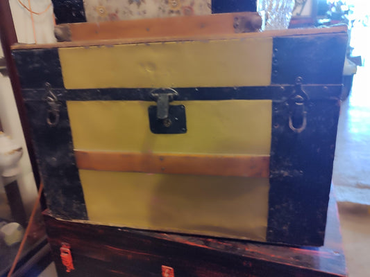 LARGE PRESSED TIN STEAM TRUNK WITH ANTIQUE DOME, ALL ORIGINAL - Antiques Bazaar Ensenada