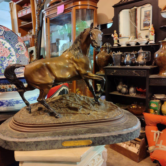 escultura de caballo de bronce
