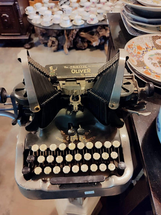 No. 7 typewriter; Oliver Typewriter Co. - Antiques Bazaar Ensenada