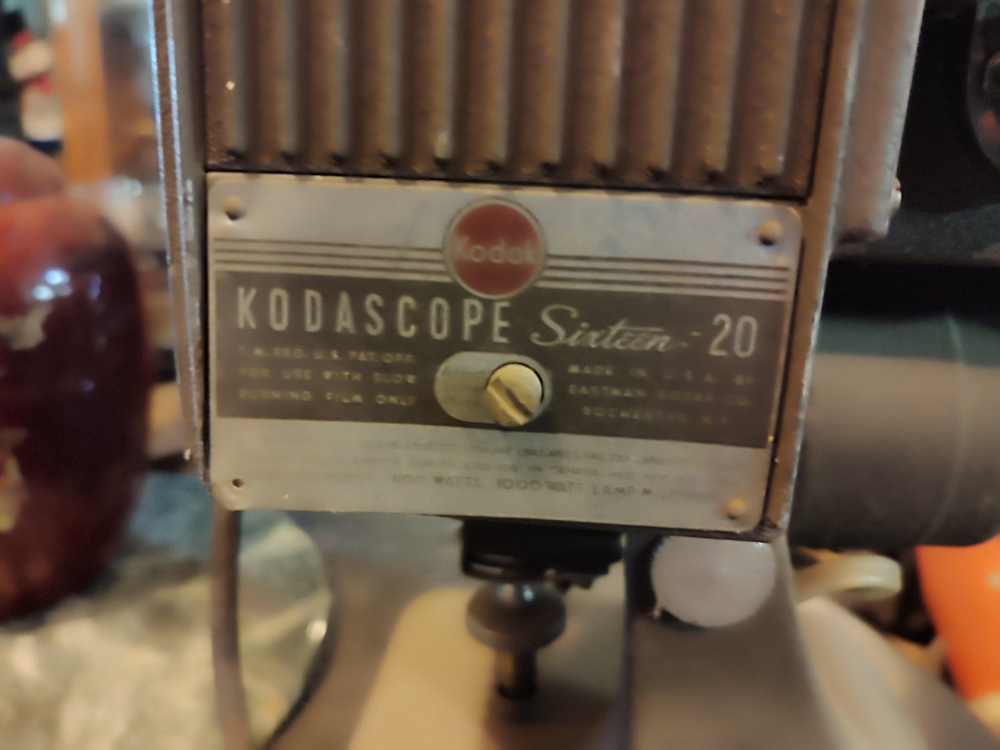 Lámpara montada en un Kodascope vintage de 1940